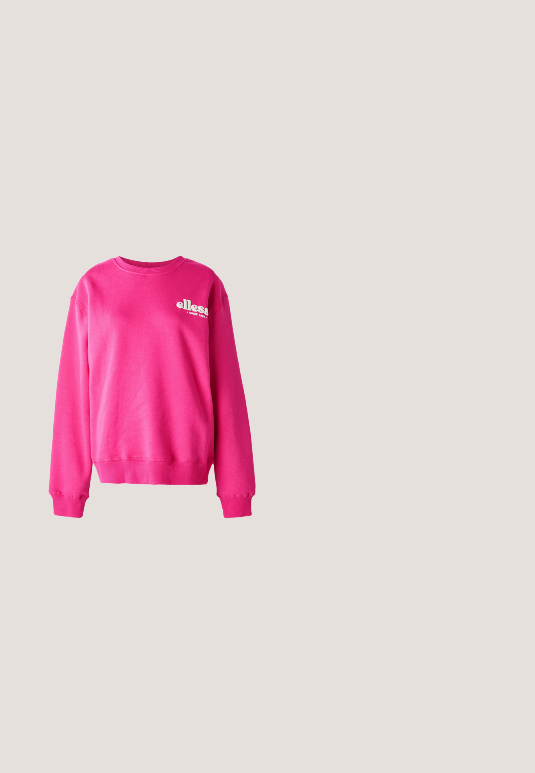 Lyserød sweatshirt lavet af blødt, tekstureret stof, med rund halsudskæring og lange ærmer. Den har et hvidt logo på forsiden.; Lyserød kortærmet t-shirt med rund hals, lille sort "ellesse" logo på venstre bryst og en sort mærkat med logo på venstre ærme.; Pink atletikshorts med hvide kanter og elastisk talje, vist fladt på en lys baggrund.; Lyserød lavtop sneaker med perforeret overdel, snørelukning, gummisål og sølv krokodillelogo på siden, vist i profil mod en neutral baggrund.; Lyserød genanvendelig taske med blå stregtegninger af en ugle, krabbe, muslingeskal, cocktail, paraply og frugtskiver.; Sølvkædearmbånd med en hjerteformet vedhæng med krystaldetalje og indgraveret mønster. Enkel lås med trekanthængemærke.