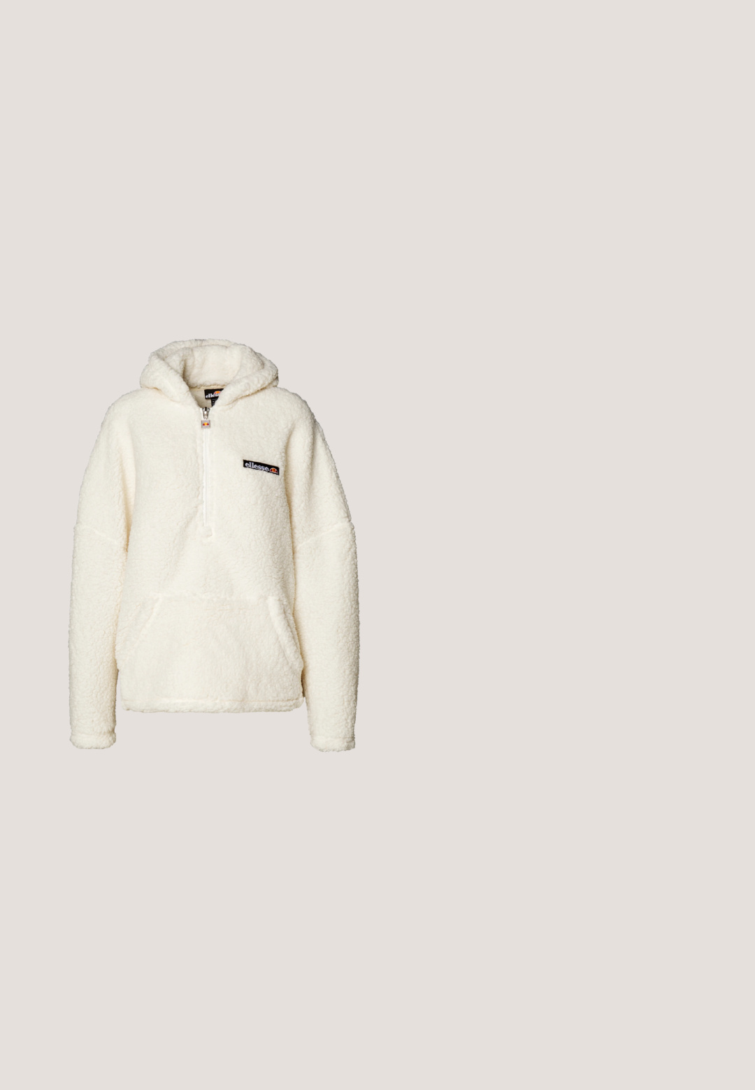 Ellesse ZEPPY - Hoodie - off white; Korte mouwen t-shirt met een witte body en roze raglanmouwen. Bevat geborduurde "59" en "ellesse" logo in contrasterend zwart en roze.; Zachte roze fleecebroek met elastische tailleband, voorzien van een donkerder roze dierenprint en een logo-patch aan de zijkant.; Roze suède sneakers met witte accenten, voorzien van een gevoerde tong, witte veters en gecombineerd met geribbelde roze sokken op een blauwe vloerbedekking.; Kleine pastelroze gewatteerde handtas met gewatteerd handvat, ritssluiting en subtiele geborduurde "Tommy Jeans" logo's op de stof.; Zilveren ketting met een rij witte parels en een roze gummybeer hanger. De schakels zijn langwerpig met een gladde textuur.