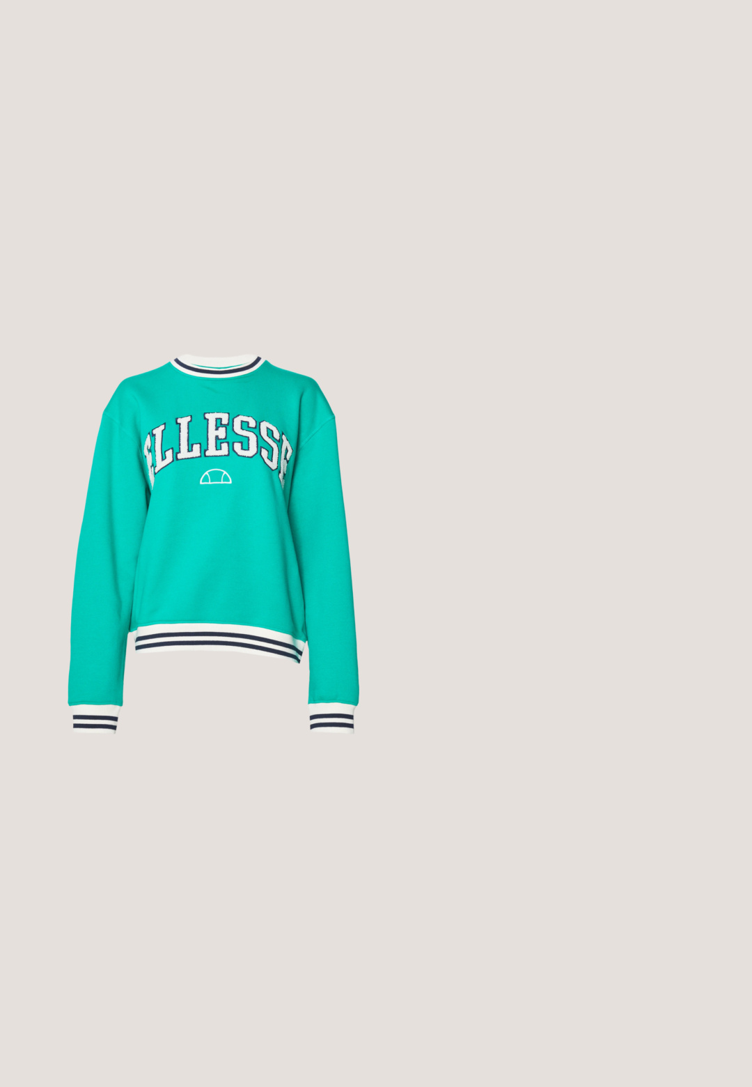 Teal sweatshirt med rund halsudskæring, der har "ELLESSE" broderet i blåt. Ribkanter ved ærmer og i bunden med marineblå og hvide striber.; Hvid T-shirt med korte ærmer og rund hals med lyseblåt "Ellesse Perugia"-tekst på venstre bryst.; Grønne elastiske casual shorts med sidelommer og en diskret logo på højre ben.; Hvide FILA sneakers med en glat syntetisk overdel, rund tå, tykk sål og snørebåndsdesign. Har et logo på siden og bagsiden.; Kremfarvet håndtaske lavet af blødt, tekstureret materiale med en buet rem, rund form, lynlåslukning og en accent med mærkelogo.; Sølv hoop ørestik med en poleret overflade, prydet med små guld accenter og en rund form, båret på øreflippen.