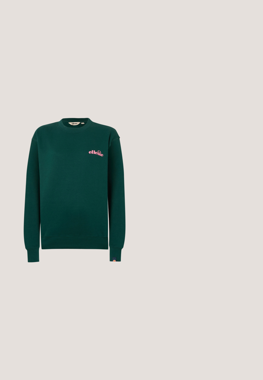 Tumeroheline pikakäiste ja ümara kaelusega dressipluus, mille vasakul rinnal on roosa „ellesse“ logo ning vasakul varrukal väike logo silt.; Roheline tõmblukuga spordijope kõrge kraega, kolme valge triibuga varrukatel, kreemjad mansetid ja Adidas logo rindkerel.; Roheline toss valgete kolmekordsete triipude, lillemotiivide, tekstureeritud pealsosa ja roosa kannatabiga. Kummist välistald haarduvuse tagamiseks.; Rohelised ristkülikukujulised päikeseprillid pruunide läätsedega ja väike "QUAY" logo sangal, valgel taustal eksponeeritud.; Roheline nahast hobo-kott, millel on laisk disain, kumer käepide ja sile tekstuur. Ei sisalda nähtavaid riistade ega aksessuaare.; Kaks käevõru valgel pinnal: üks valge pärl kuldse kinnisega, teine kuldne kett rohelise paela ning südame- ja ripatsitega.