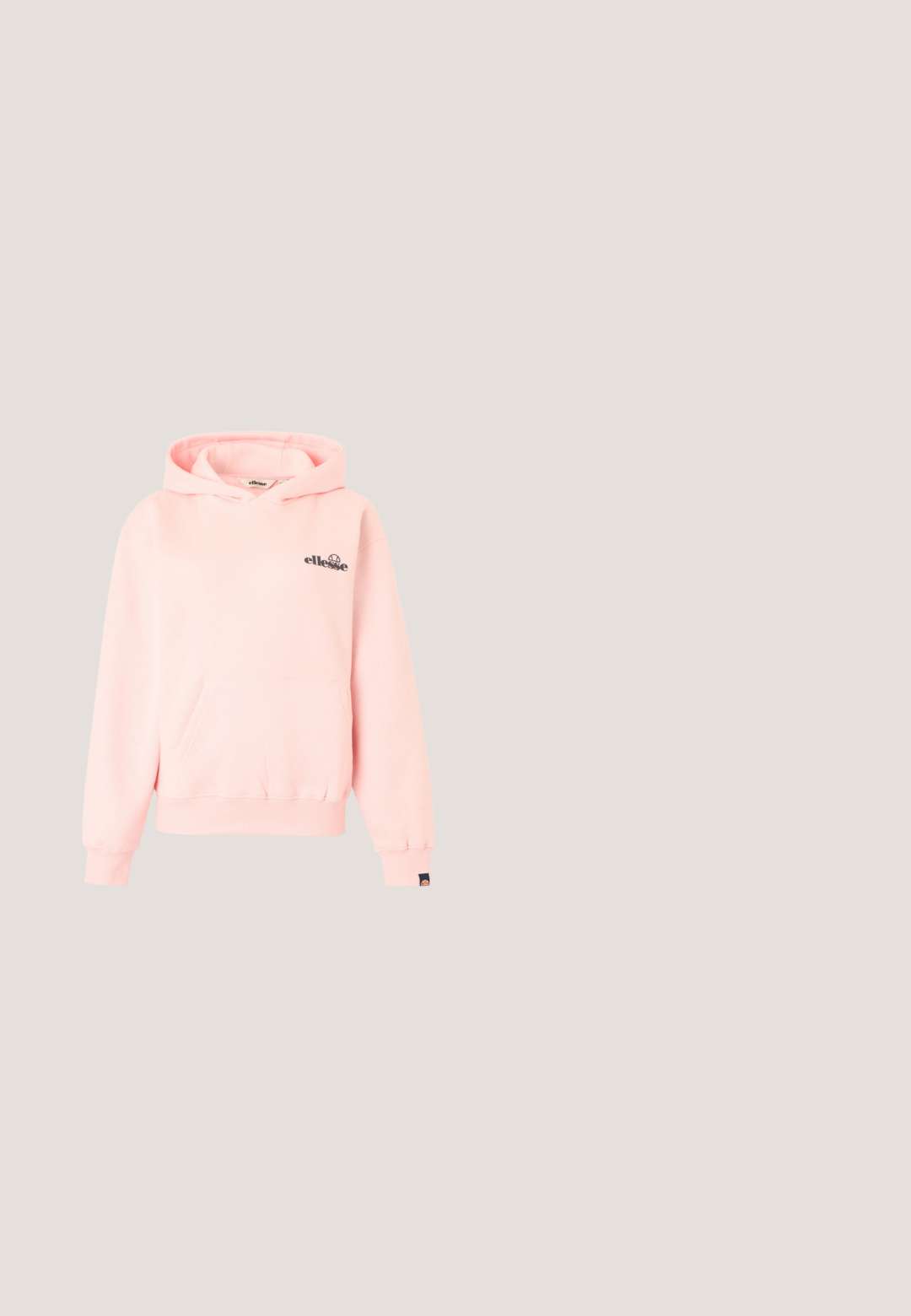 Sweat à capuche rose clair avec poche avant, manches longues, poignets côtelés et logo noir "ellesse" sur la poitrine et le bord de la manche.; T-shirt rose clair à manches courtes avec col rond, petit logo "ellesse" noir sur le côté gauche de la poitrine, et une étiquette noire avec le logo sur la manche gauche.; Pantalon de survêtement en polaire rose clair avec taille élastique, cordon, poches latérales et poignets élastiques.; Baskets Lacoste rose et beige en tissu texturé, à lacets, avec une semelle en caoutchouc, vues de profil sur un fond uni.; Petit sac à main matelassé rose pastel avec poignée rembourrée, fermeture éclair et logos "Tommy Jeans" subtilement brodés sur le tissu.; Boucles d'oreilles en argent avec une finition polie, présentant une forme ronde simple et une fermeture à tige pour un port sécurisé.