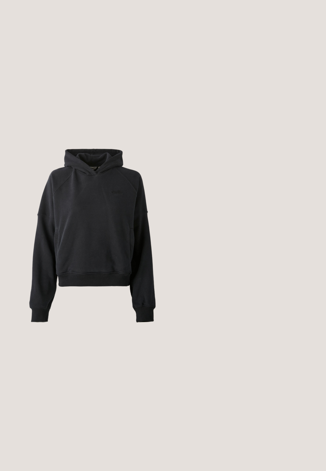Zwarte hoodie met een cropped ontwerp, gemaakt van zacht materiaal, met raglanmouwen en een subtiele logo op de borst.; Zwart T-shirt met korte mouwen en ronde hals, met een klein beige "Carhartt WIP" logo op de linkerborst, maat small.; Hogewaisted lichtblauwe denim jeans met rechte wijde pijpen, voorste knoop, ritssluiting en voor- en achterkant zakken.; Witte lage sneaker met perforaties op de neus, witte veters, een wit swoosh-logo en een donkerblauwe hielstrook.; Zwarte leren handtas met een gebogen vorm, een enkele schouderband, ritsluiting en subtiele branding aan de voorkant. Glad textuur, minimalistisch ontwerp.; Een paar gladde, glanzende gouden creooloorbellen met dunne pennen en scharnierende sluitingen op een eenvoudige lichte achtergrond.