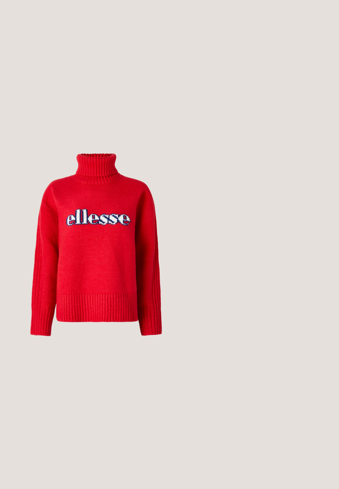 Pull en tricot rouge avec un col côtelé haut. Présente des côtes horizontales au niveau de l'ourlet et des poignets. Le logo "ellesse" est affiché de manière proéminente en bleu et blanc.; T-shirt en coton rouge à manches courtes, col rond, avec un petit logo blanc sur la poitrine. Texture lisse avec une coupe classique.; Jean blanc taille haute à jambes droites avec poches avant, fermeture par bouton et zip, et petit logo rose près de la poche droite.; Baskets Skechers blanches et roses claires avec semelle épaisse, panneaux en mesh, design à lacets et accents de semelle couleur gomme sur un fond uni.; Mini sac à main en cuir verni rouge avec des accents blancs, de forme arrondie, double anses, bandoulière amovible et logo PUMA bien visible.; Boucles d'oreilles anneaux en argent avec un pendant en forme de U texturé martelé, attaché à un crochet lisse et allongé.