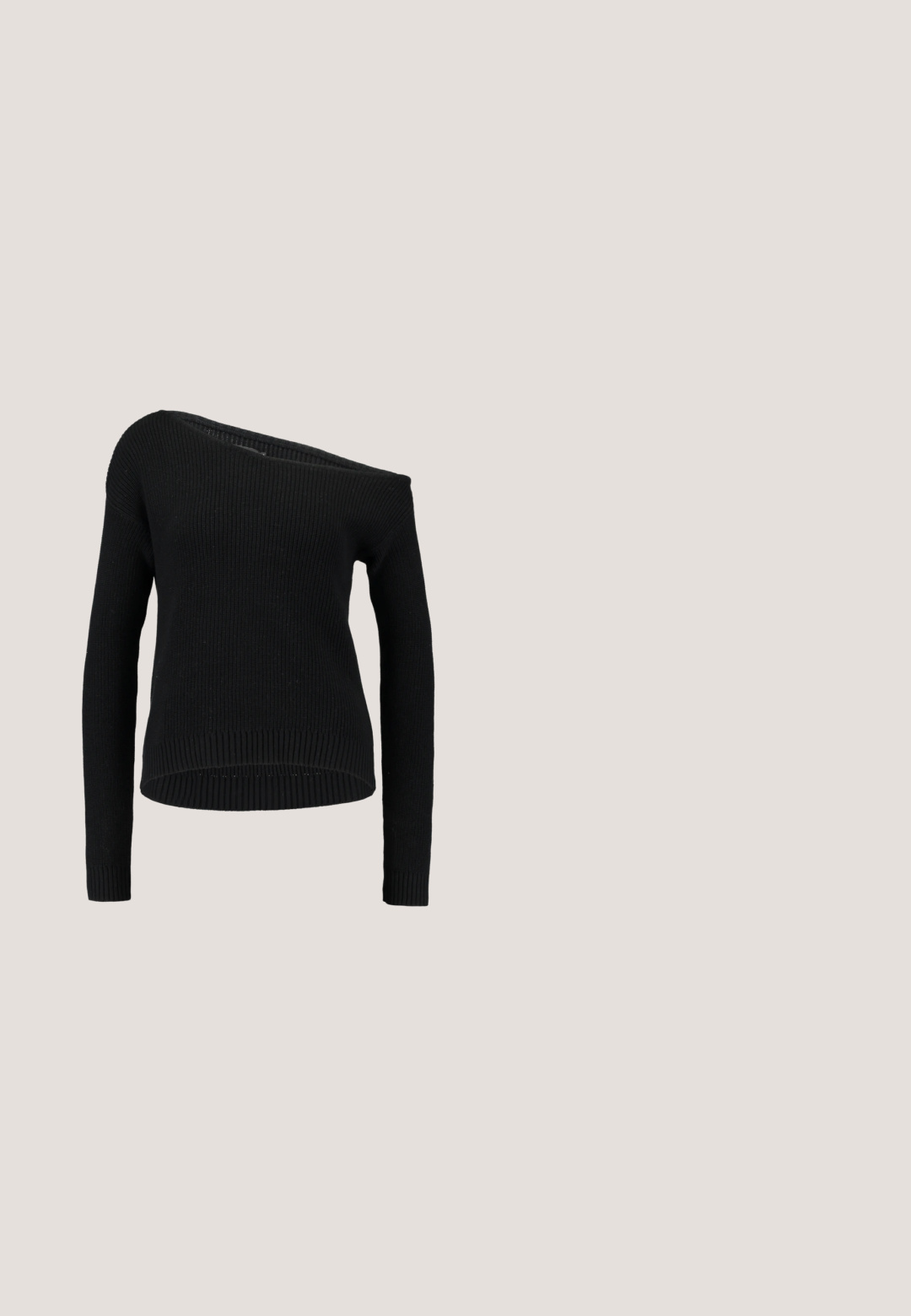 Pull en tricot noir avec un col asymétrique, des manches longues et une texture côtelée, offrant une coupe décontractée et un ourlet.; Blouse à manches longues noire avec un motif de feuilles blanches, dotée d'un col noué et d'une texture de tissu lisse.; Pantalon noir taille haute à jambes larges avec plis sur le devant et poches latérales, conçu pour une coupe ample et confortable.; Ballet plat en vernis noir avec un bout arrondi, mettant en avant un accent nœud à l'avant et un talon bas et rond. Surface lisse et brillante.; Sac d'épaule noir en forme de croissant avec fermeture éclair argentée et logo métallique "K" sur le devant, doté d'une sangle réglable et d'une texture lisse.; Boucles d'oreilles créoles dorées ornées d'un mélange de perles blanches et métalliques sur le bord extérieur, avec un design lisse et arrondi.