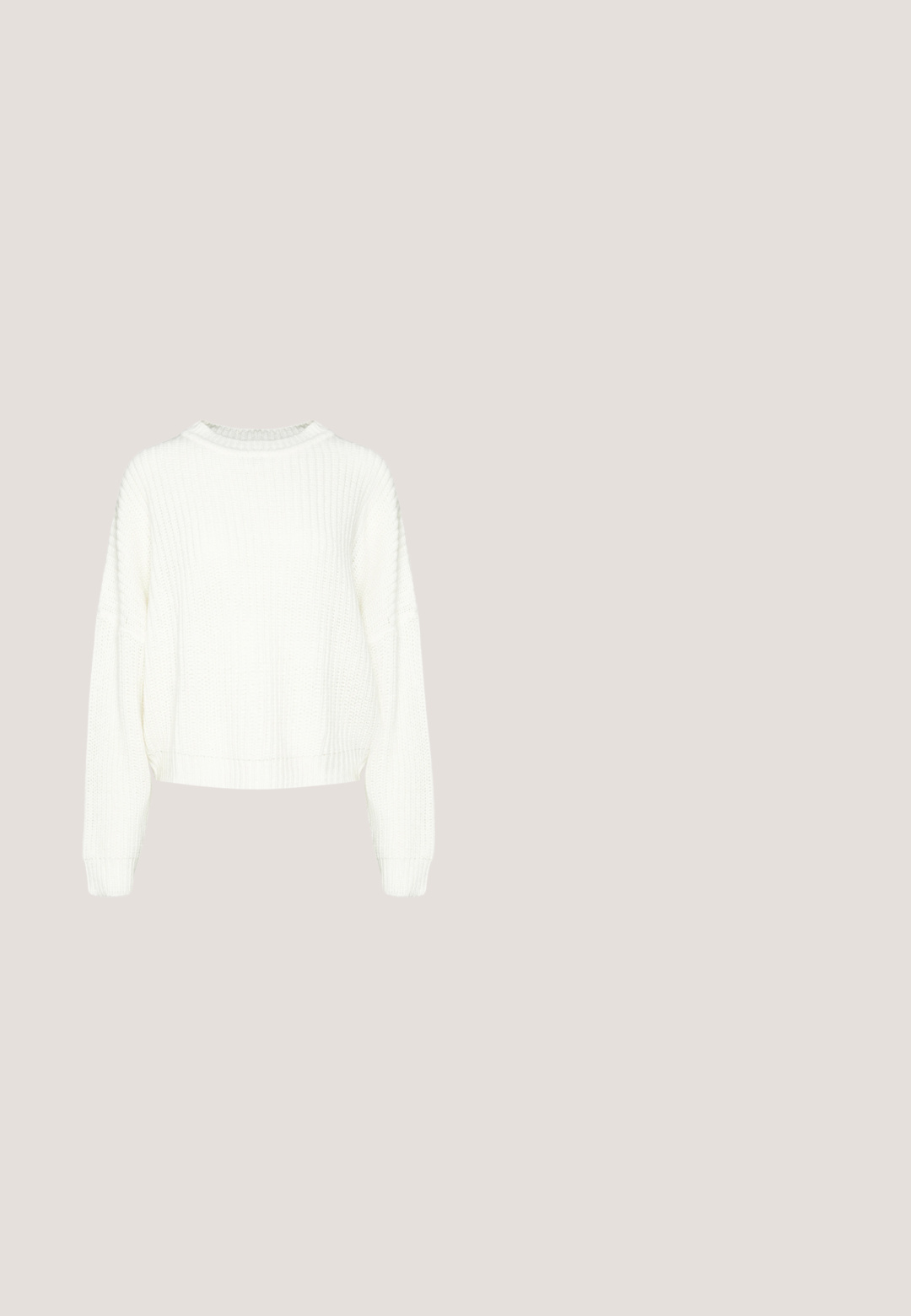 Hvid, strikket sweater med rund hals, lange ærmer og en afslappet pasform. Har et tekstureret mønster samt ribbet kant og manchetter.; Sorte denim jeans med lige ben, der har fem lommer, kobberhardware og en let slidte måde.; Sorte læder loafers med en glat finish, prydet med en dekorativ rem, rund tå og tekstureret sål. Båret med en lang sort læderskirt.; Sorte katteøje solbriller med mørkegrå linser, slankt plastisk stel, spidse hjørner og lige stænger. Ingen synlig hardware eller dekorationer.; Snoede sølv hoop øreringe med en glat finish og post-back lukning, der viser et moderne, sammenflettet design.; Sort læderbælte med en rektangulær spænde i guldfarve med afrundede kanter, glat tekstur og et stilrent design.
