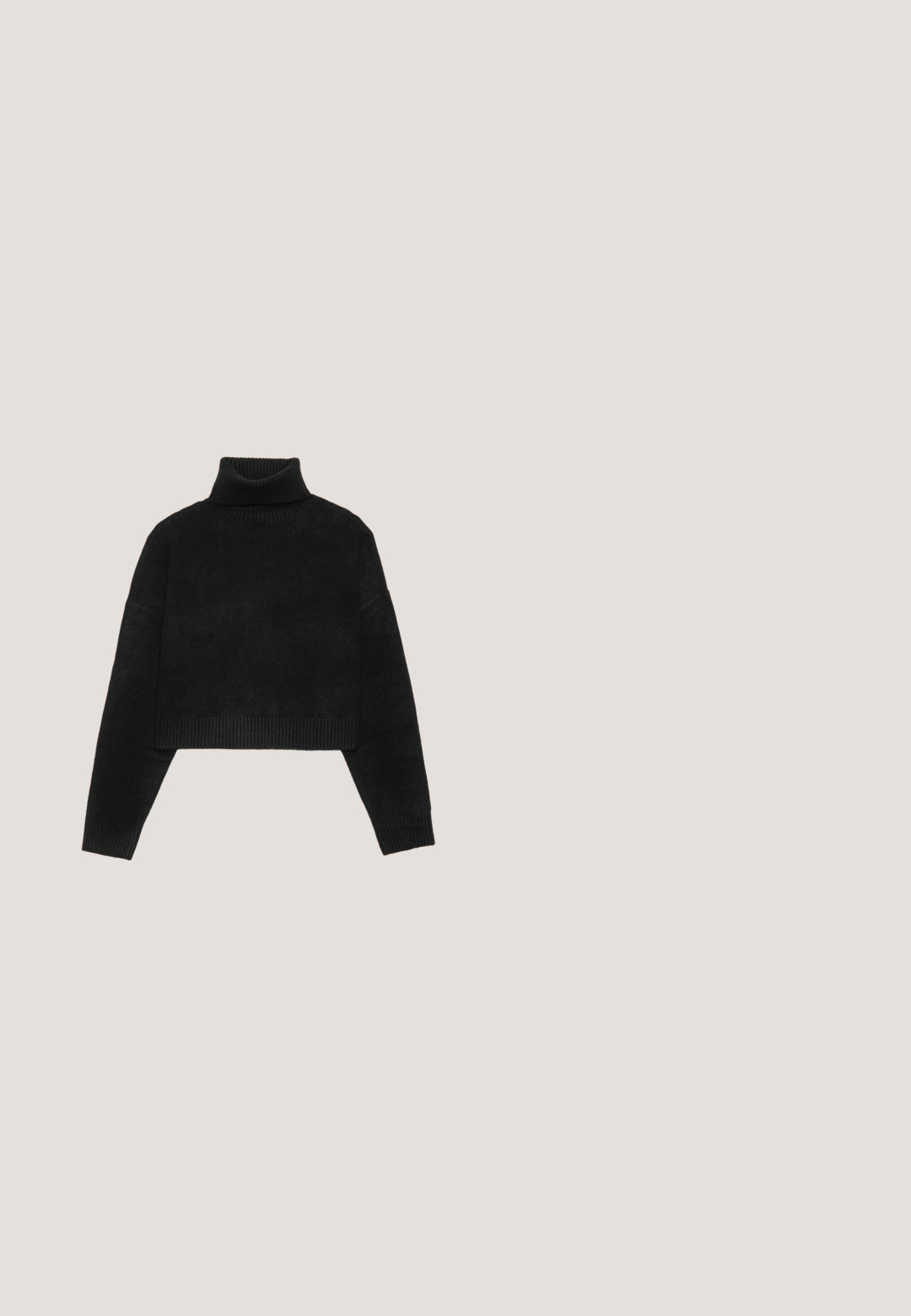 Suéter negro corto con cuello alto acanalado y puños, que presenta una textura suave y un corte relajado. Diseño simple y minimalista.; Vestido de punto gris oscuro con mangas largas, diseño de suéter corto en capas y corte recto. Textura suave y estilo minimalista.; Botas negras hasta el tobillo con un acabado mate y suave. Presentan costuras verticales, una suela gruesa con costuras amarillas y una lengüeta en la parte posterior.; Gafas de sol de plástico negro con lentes verdes, con forma ovalada y detalle del logo dorado en las varillas. Textura suave y acabado brillante.; Bolso de hombro de cuero negro con cierre circular dorado, correa ajustable y logotipo "Queen Helena" en el centro delantero.; Cinturón de cuero negro con una textura suave, hebilla de metal dorado y múltiples agujeros de ajuste. El diseño es estrecho y minimalista.