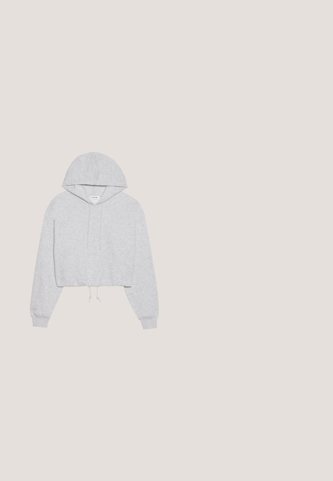 Sudadera corta gris hecha de tejido suave, con capucha ajustable, mangas largas y puños acanalados. Diseño simple sin patrones ni gráficos.; Camiseta de tirantes delgada, de color crema y con textura acanalada, que cuenta con tirantes ajustables y un pequeño logo en el dobladillo. Suave al tacto. Diseño ajustado.; Jeans de campana superbajos en denim azul oscuro con bolsillos delanteros y traseros, cierre de doble botón y detalles desgastados en los muslos y las rodillas.; Zapatilla baja color crema con suela gruesa, rayas negras, puntera redonda y cordones anchos de satén crema atados en un lazo, vista de perfil.; Pieces PCALUANA SHOULDER BAG - Bolso de mano - birch; Pendientes de aro plateados con un diseño minimalista. Forma circular, textura suave y perfil delgado. Livianos con un acabado pulido.