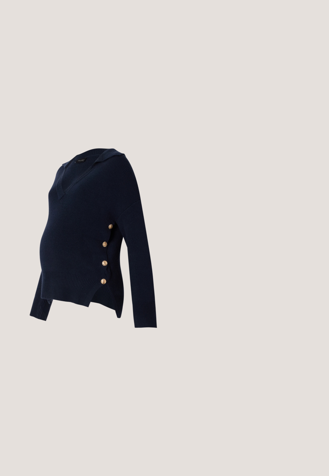 Mørkeblå graviditetssweater med V-hals, ribbet tekstur og guldknapdetaljer langs siden, der har en afslappet oversized pasform.; Hvid langærmet graviditetsbluse med en cowl-udskæring, lavet af blødt, strækbart stof; tætsiddende design fremhæver en babybu.; Sort ribbet strik midi-nederdel med en tætsiddende silhuet og en bred taljeelastik. Glat tekstur, ingen synlige mønstre eller accenter.; Sort læder Mary Jane-sko med dobbelte spænder og brogue-detaljer, der svæver over en træbænk med grøn græsbaggrund.; Sort faux læder tote taske med en tekstureret finish, to lange håndtag og hardware i guld tone-accenter på siden. Rektangulær form.; Perle halskæde og matchende armbånd med gyldne låse og rund guldc charm dekoreret med små krystaller på hvid baggrund.
