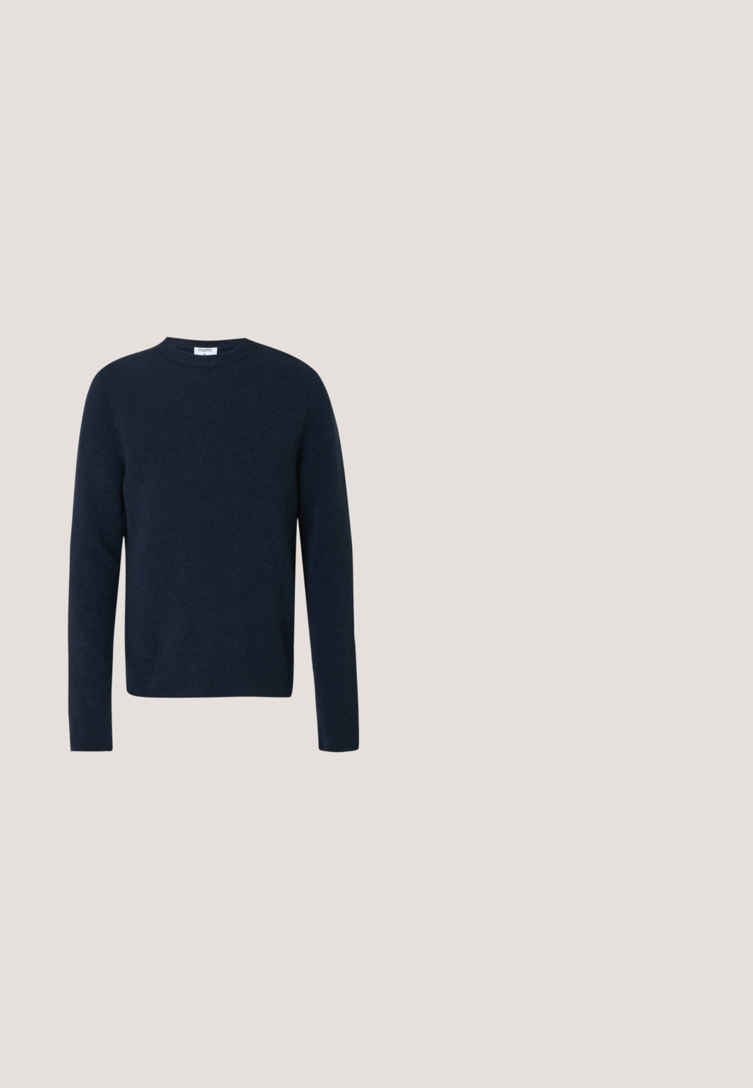 Donkerblauwe trui met ronde hals, gemaakt van zachte gebreide stof, met lange mouwen en een geribbelde zoom en manchetten. Geen zichtbare patronen of accenten.; Korte mouw shirt van blauwe stof met een geometrisch patroon van met elkaar verweven lijnen, met een kraag en een knoopsluiting aan de voorkant.; Blauwe denim jeans met een ontspannen pasvorm, voorzien van vijf zakken, een knopenfly, subtiele vervaging en een licht afgeknipte zoom.; Zwarte leren loafers met een mocassin-stijl ontwerp, voorzien van een decoratieve band en stiksel detail op het bovenwerk. Lage blokhak.; Zwarte gestructureerde schoudertas met een gegraveerd geometrisch patroon en een verstelbare strap met het merkenlogo.; Zwarte suède leren riem met zilverkleurige rechthoekige gesp, netjes opgerold op een effen lichte achtergrond.