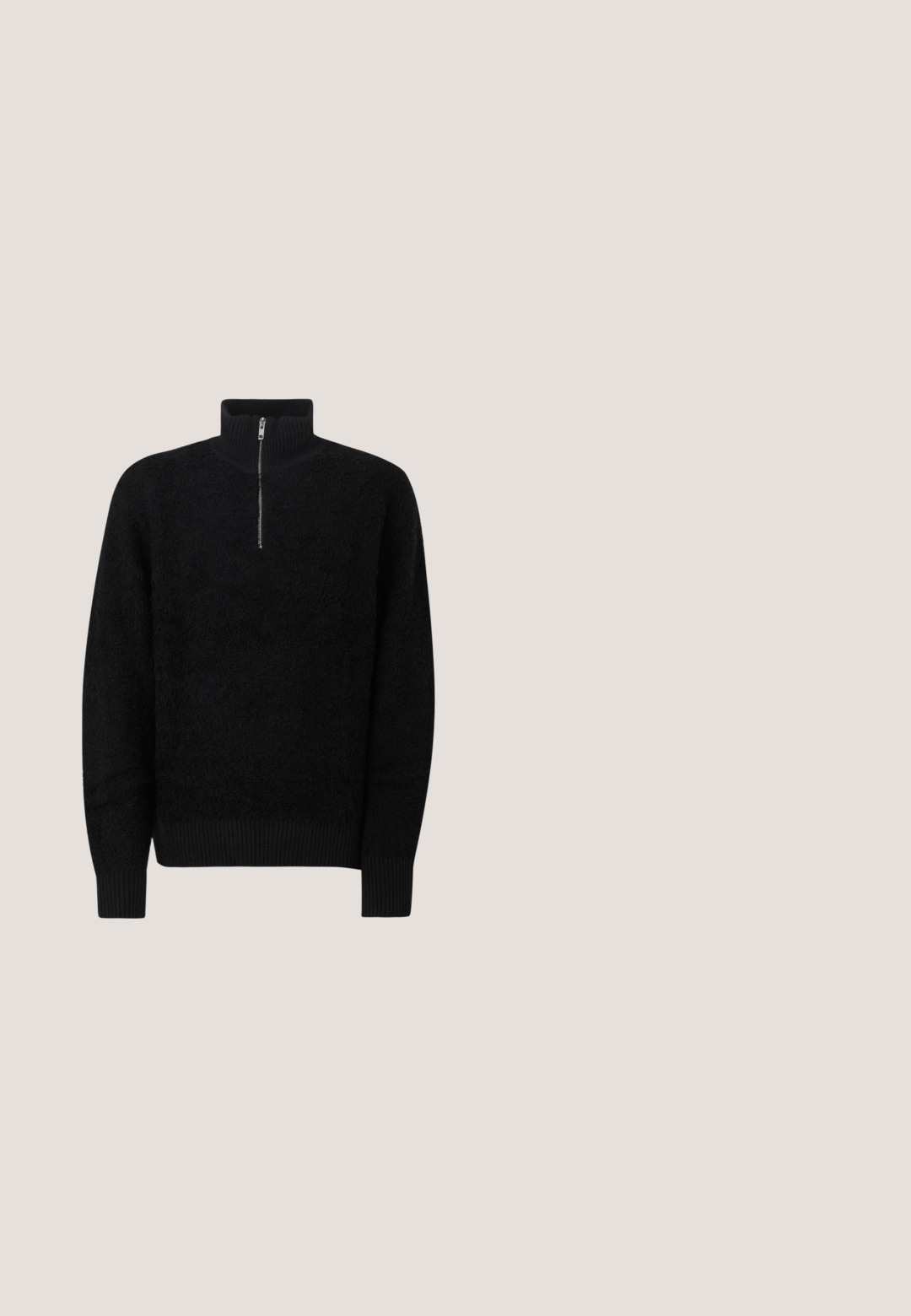Pull en polaire noir avec un col montant et une fermeture éclair à moitié. Dispose de poignets et d'ourlet côtelés, offrant une apparence texturée et confortable.; T-shirt bleu à manches courtes avec un col rond et un design de fleur blanche sur la poitrine gauche, fabriqué à partir d'un tissu doux et respirant.; Jean slim bleu foncé avec légère décoloration sur les cuisses et les genoux, design à cinq poches, et fermeture par bouton à la taille.; Baskets en cuir noir avec une semelle blanche, présentant un design de bande dessinée sur le côté, des lacets ronds, et un logo sur le talon et la languette.; Sac de sport noir à motifs Karl Lagerfeld avec doubles poignées, bandoulière amovible siglée, et porte-clés figurine dessin animé noir à l’avant.; Ceinture en cuir noir avec boucle rectangulaire argentée enroulée sur un fond blanc.