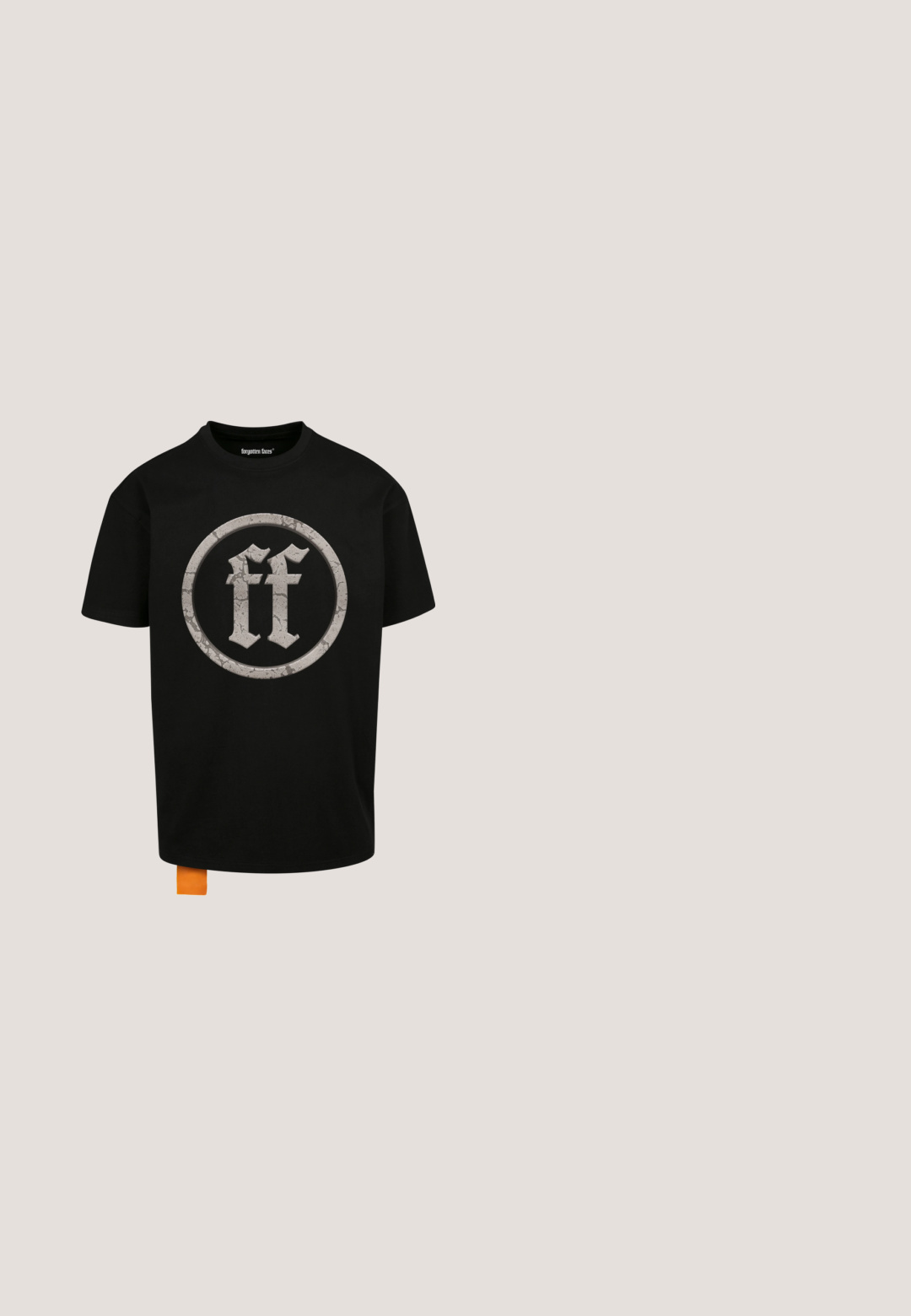 T-shirt en coton noir avec un grand logo circulaire gris usé, portant une inscription stylisée "ff". Comprend une étiquette orange à l'ourlet.; Veste en denim sans manches noire avec deux poches poitrine, fermeture boutonnée et impression graphique représentant le design et les logos « The Number of the Beast ». ; Shorts cargo camouflage en verts et blancs, dotés de plusieurs poches, d'une fermeture éclair et d'accents en cordon noir. Tissu en coton avec une coupe décontractée.; Baskets montantes noires avec accents rouges, dotées d'un upper en cuir texturé, d'un col rembourré, d'une sangle ajustable et d'une semelle en caoutchouc blanc.; Lunettes de soleil noires rectangulaires avec des verres foncés. Possède une finition mate et des accents rayés sur les branches, de marque "Polaroid."; Trousse de toilette en cuir noir texturé avec motif de logo en relief, fermeture éclair, poignées latérales et étiquette métallique "GUESS" à l'avant.