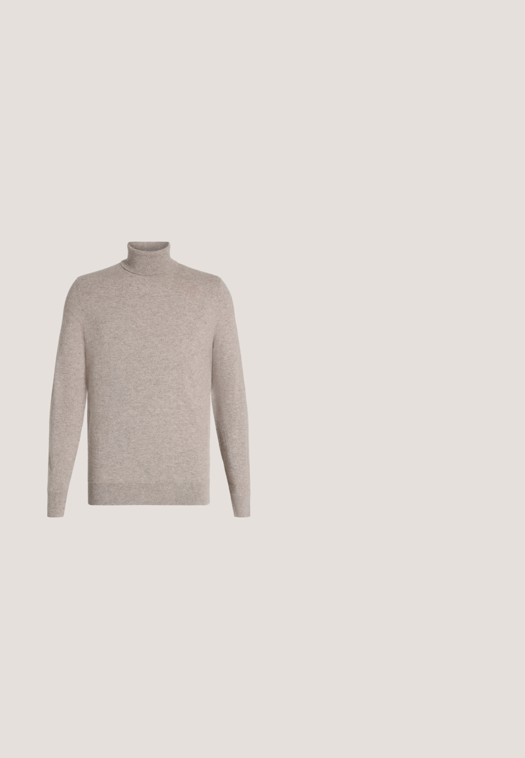 Beige rullekrave sweater med lange ærmer, lavet af blødt strikket stof, vist mod en ensfarvet hvid baggrund.; Beige skræddersyede bukser med lige ben, der har en knaplukning, folder foran og en elastisk talje for komfort.; Sort læderslip-on loafer med lav hæl og syninger, sidemærke, på ensfarvet hvid baggrund.; Brunetonede firkantede solbriller med mørke plaststel og sølvfarvede detaljer på stængerne. Glat tekstur med blank finish.; Brun slips med et gentaget geometrisk mønster i lysegrå. Stoffet ser glat ud med en smal, spids ende. Klassisk design.; Brunt læderbælte med gylden rektangulær spænde, rullet sammen på en ensfarvet hvid baggrund.