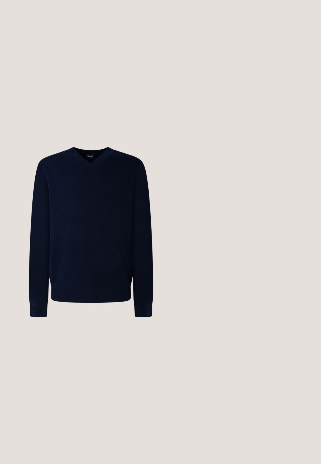 Navyblauwe v-hals trui gemaakt van zacht breimateriaal met lange mouwen en geribbelde boorden, met een gladde textuur en minimale details.; Zwart overhemd met lange mouwen, knopen en een kraag, met een enkele borstzak, afgebeeld tegen een witte achtergrond.; Navy blauwe katoenen broek met rechte benen, voorzien van een knoopsluiting en een gepatterne binnenband voor extra details.; Zwarte suède mid-top schoen met witte zool, moc toe ontwerp en slip-on stijl, zijaanzicht op witte achtergrond.; Hexagona ENCORE - Toilettas - marine; Marineblauwe gevlochten leren riem met zilverkleurige rechthoekige gesp, opgerold op een witte achtergrond.