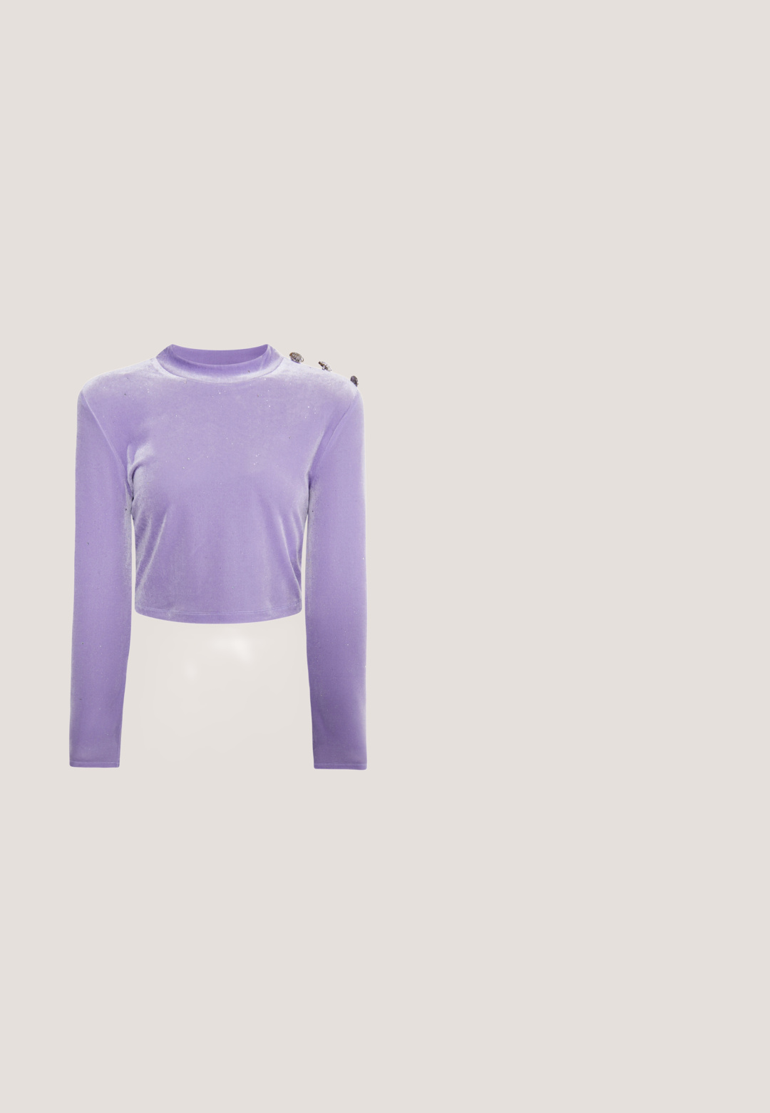 Lavender cropped langemouwen top van zachte fluwelen stof. Heeft een ronde halslijn en drie decoratieve knopen op één schouder. Subtiele glans.; Ingekorte ritsjack met lange mouwen in een meerkleurig geribbeld patroon met roze, paarse en blauwe strepen. Zilveren ritsdetails aan de voorkant.; Lila wijde broek met aantrekkoord in de taille en een subtiel geborduurd logo op de rechterheup, weergegeven op een witte achtergrond.; Chunky sneaker met zilveren dikke zool en roze mesh bovenwerk met het "BFL" logo en treklabels op de tong en hiel.; Glanzende lavendelkleurige handtas met een gebogen vorm, korte verstelbare schouderriem en bovenste ritssluiting op een witte achtergrond.; Zilveren kettingarmband met een klein zilveren kattenbedeltje dat een roze hart vasthoudt, met een roze strik en blauwe jurkdetails.