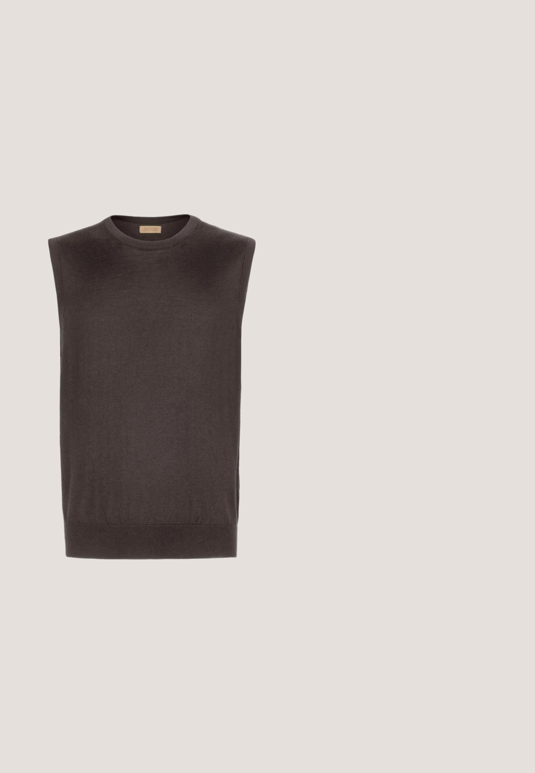 Sømløs mørkebrun pullover lavet af blødt strikkemateriale. Har en rund halsudskæring og ribbet kant forneden med en glat tekstur.; Mørkebrun langærmet skjorte med klassisk krave, frontlukning med knapper og afrundet sænkning. Fremstillet af et blødt, struktureret stof.; Grå plisserede bukser lavet af glat stof, med lige ben-design, en enkelt knaplukning og skrå sidelommer.; Mørkebrune læder herre loafers med tekstureret finish og klassisk penny-rem, lav stablet hæl og afrundet tå.; Rektangulære solbriller med mørkegrønne tonede linser og tyk, mørk gennemsigtig brun plaststel vist på hvid baggrund.; Brun læder rejsetaske med to håndtag, en justerbar skulderstrop og lynlåslukning. Textureret overflade med synlige syninger.