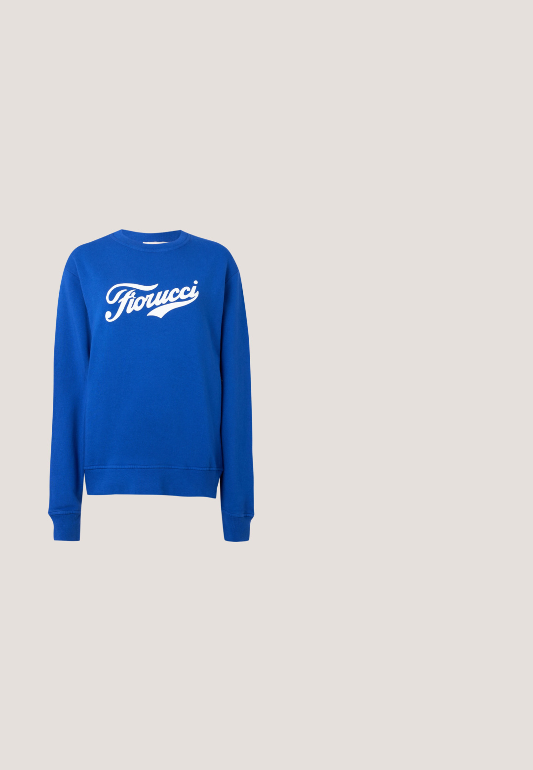 Sweatshirt bleu à manches longues avec le texte en blanc "Fiorucci" ajouré sur la poitrine, fond uni.; T-shirt en coton blanc avec un design graphique rouge comportant le texte "Levi's" et un logo courbé au-dessus, en lettres grasses et contrastées.; Replay PANTS - Jean droit - dark blue; Baskets blanches de sport avec une tige en cuir lisse, dotées d'une semelle en caoutchouc texturé, d'œillets métalliques et d'un logo contrastant sur le côté.; Sac à main bleu matelassé avec une poignée courbée et une fermeture éclair, présentant une marque en relief et un tissu doux et texturé.; Boucles d'oreilles en forme de cœur doré, avec un centre blanc portant l'inscription "GUESS", entouré de cristaux transparents scintillants.