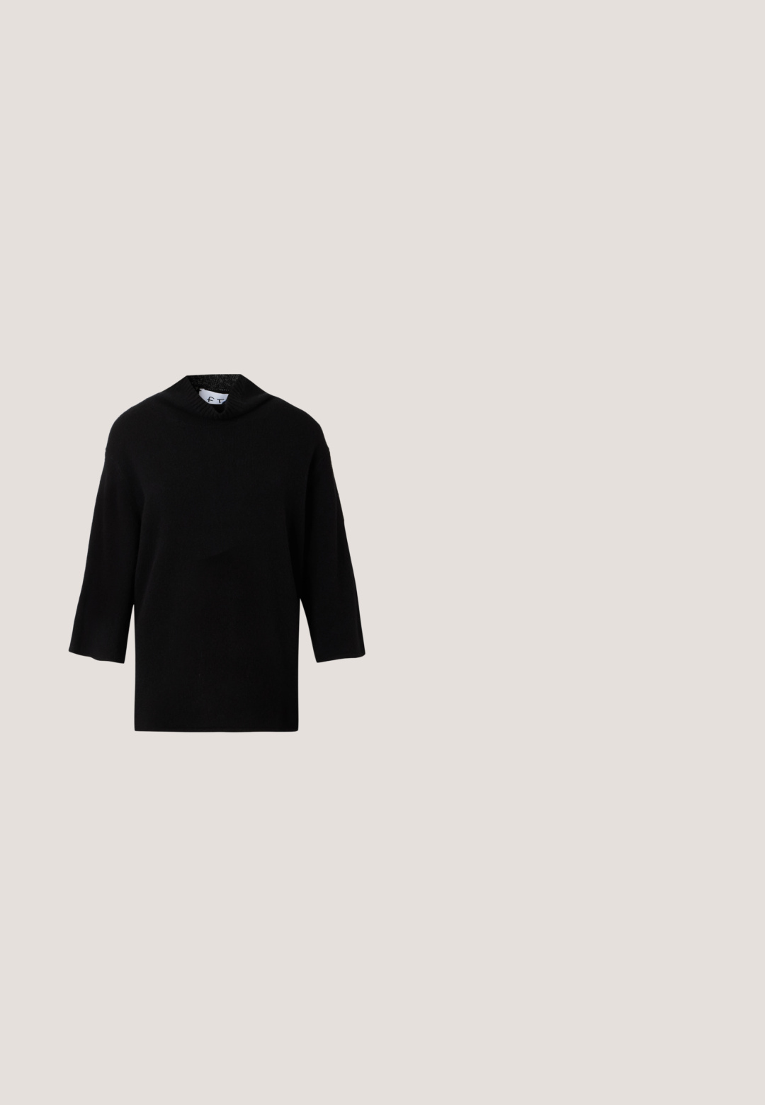 Sort strikket sweater med høj krave og korte, brede ærmer. Glat tekstur, minimalistisk design og boksformet silhouette.; Sort-hvid mønstret skjorte med krave, forlommer og knapper. Har et geometrisk krydsmønster i let stof.; Sorte bukser med høj talje og vide ben med subtilt tekstureret mønster og elastisk taljebånd mod hvid baggrund.; Sort laklæder spids tå slingback sko med T-rem og lav skrå blokhæl på hvid baggrund.; Blød navyblå læderhåndtaske med sølv lukning, enkelt skulderrem og aftagelig kæde til håndleddet på hvid baggrund.; To buede sølvøreringe, en større end den anden, begge prydet med små funklende krystaller langs den ene kant.