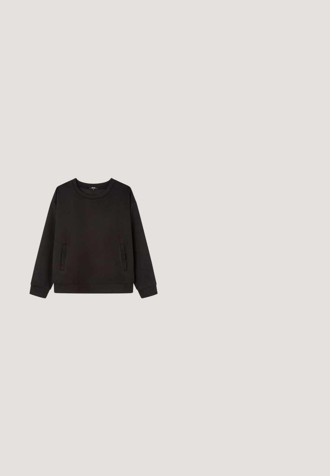 Zwarte sweatshirt van zacht materiaal, met lange mouwen, een ronde halslijn en zijzakaccenten. Minimalistisch ontwerp met een losse pasvorm.; Donkergrijs mouwloos tanktopje met ronde hals en een ontspannen pasvorm, gemaakt van lichtgewicht stof.; Zwarte wijde broek van zachte stof. Voorzien van een elastische tailleband met een trekkoord en twee zijzakken. Platte voorkant met plooien.; Zwarte leren instappers met een chunky profielzool, voorzien van een verhoogd voorpaneel, gestikte details en een lus aan de hiel.; Bruine gradient zonnebril met een vierkant montuur, gemaakt van kunststof met schildpadmotief, voorzien van goudkleurige accenten op de sleuven.; Zwarte doorgestikte draagtas met gouden accenten, voorzien van logodetails en een decoratieve hanger. Ontworpen met dubbele handvatten en een gestructureerde vorm.