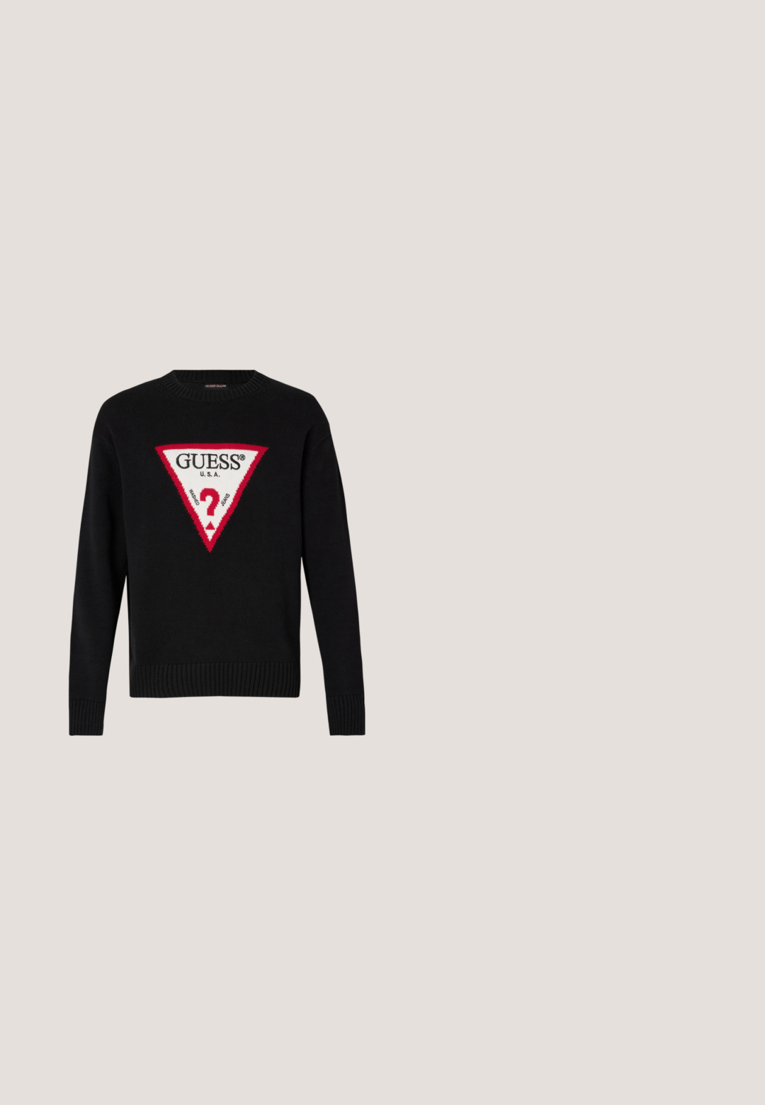 Zwarte gebreide trui met een grote rode driehoek en witte tekst "GUESS® U.S.A." met een centraal vraagteken motief. Ribbelmanchetten en -zoom.; Zwart katoenen T-shirt met korte mouwen en een ronde hals. Voorzien van een tonale, geperforeerde "GUESS"-logo en versierd met decoratieve elementen.; Lichtblauwe denim jeans met een iets losse rechte pasvorm, voorzien van versleten accenten, een klassieke vijf-pocketontwerp en een knoopsluiting.; Zwarte leren enkellaarsjes met een gequiltde textuur, ronde neus, vetersluiting aan de voorkant en een stevige rubberen zool. Aangevuld met een hiel tab.; Zwarte leren schoudertas met textuurafwerking, zilverkleurige hardware, ritssluiting en verstelbare schouderband met een geweven logo.; Zilveren armband met vijf zwarte rechthoekige schakels voorzien van witte, in elkaar grijpende letterontwerpen.