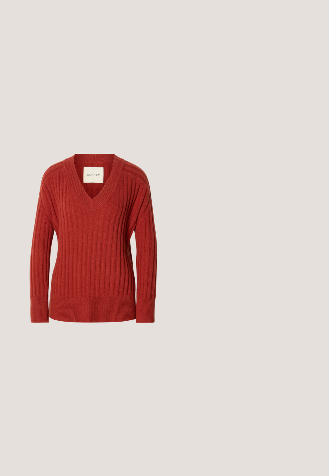 Pull rouge à côtes avec un col en V, des manches longues et une taille ajustée. Fabriqué à partir d'un matériau doux et texturé. Étiquette visible à l'intérieur de l'encolure.; Chemise brune à boutons en tissu coton, dotée de manches longues, d'une poche poitrine, de boutons blancs et d'un col classique.; Pantalons à jambes larges vert olive en tissu lisse, dotés d'une taille haute, de plis sur le devant et de poches latérales pour plus de fonctionnalité.; Mocassin en cuir marron avec gros talon bloc noir et petit détail de boucle dorée sur fond uni.; Sac à main en cuir brun avec une forme courbée, accentué par un petit détail en métal doré et une surface texturée, doté d'une fermeture éclair.; Ceinture en cuir marron foncé avec une large boucle carrée dorée, enroulée à plat sur une surface blanche.