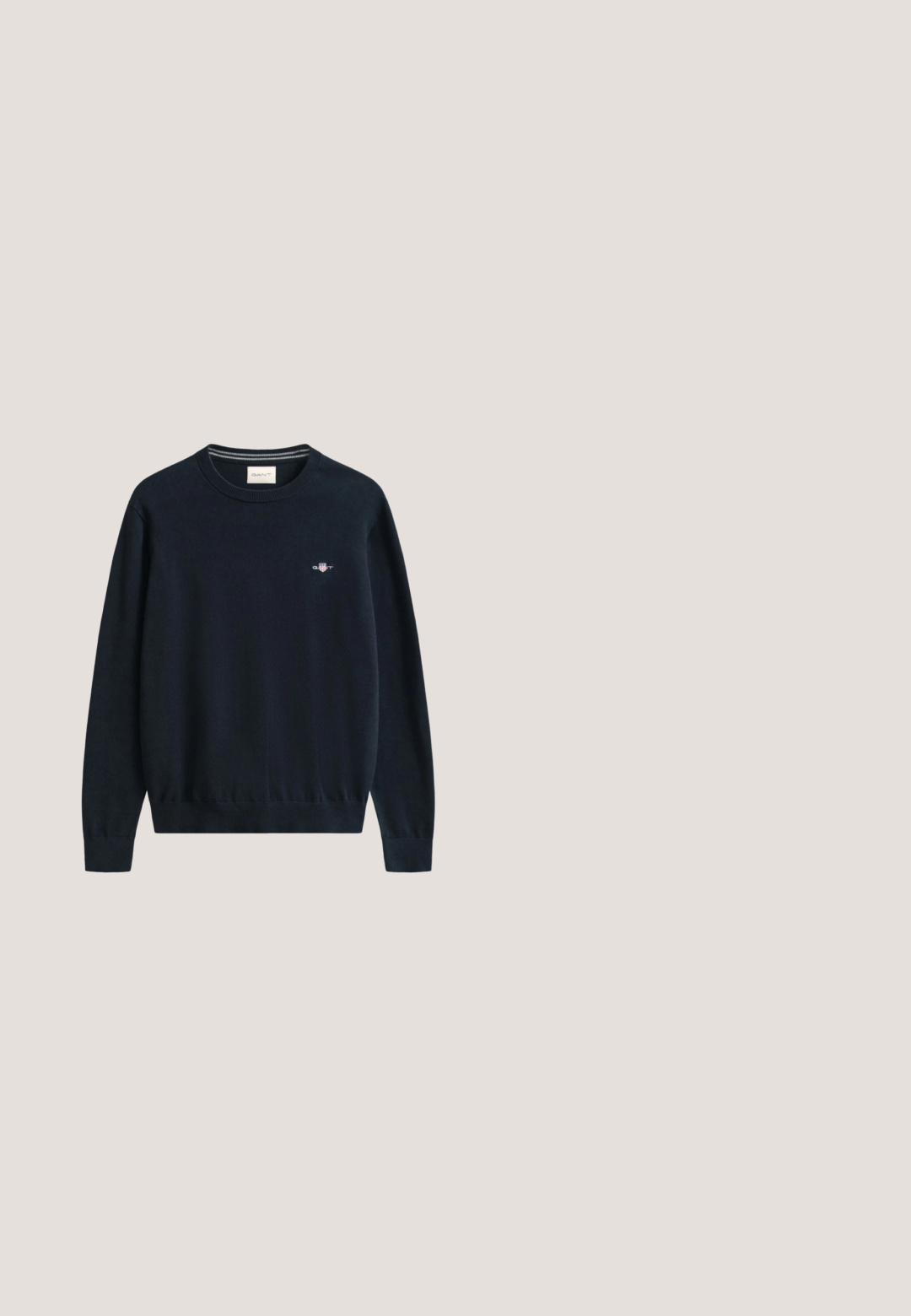 Marineblauwe trui met ronde hals, gemaakt van zacht materiaal, voorzien van lange mouwen en een klein geborduurd logo op de linkerborst.; Korte mouwen zwart shirt gemaakt van gestructureerde stof, met een geborduurd bloemenpatroon en een kraag met knoopsluiting.; Grijze op maat gemaakte broek van een textuurstof, met een elastische tailleband, rechte pijpen en voornaaddetails.; Zwart leren casual bootschoen met witte rubberen zool en veters aan de voorkant, weergegeven op een neutrale achtergrond in zijaanzicht.; Heren octagonale horloge met een grijs gestructureerd wijzerplaat, roestvrijstalen kast, blauwe accenten en een gevlochten metalen armband.; Geweven riem in zwart, wit en grijs; voorzien van een zilverkleurige metalen gesp en zwarte leren accenten; flexibele textuur en gevlochten ontwerp.