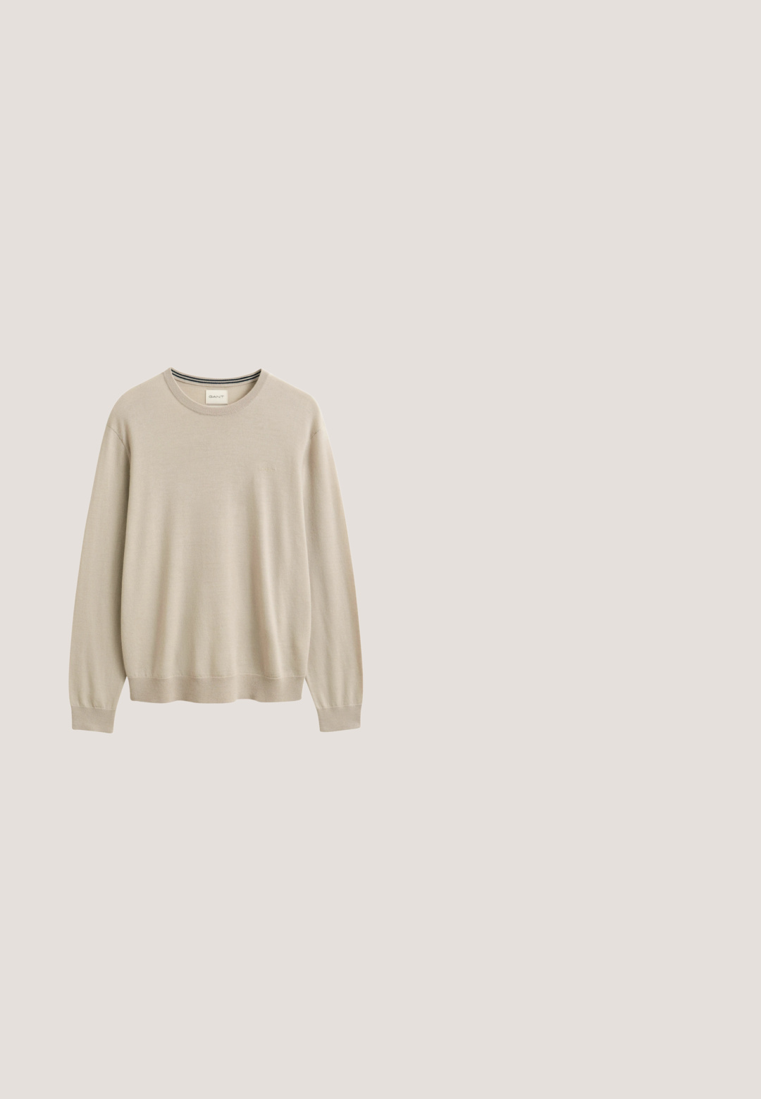 Beige trui met lange mouwen en een ronde hals, geribde manchetten en zoom, effen ontwerp, merklabel binnenin de halslijn.; Bruine canvasjas met een kraag, voorkant met knoopsluiting, twee borstzakken en een gestructureerde stof. Militaire inspiratie in het ontwerp.; Cargo broek in lichtgrijze stof, met twee grote zijzakken, voorzakken, een knoopsluiting en een losse pasvorm.; Donkerbruine leren enkellaars met ronde neus, vetersluiting aan de voorkant en een gestapeld hak op een witte achtergrond.; Groene stoffen schoudertas met bruine leren accenten, een voorflap, een verstelbare schouderriem en een ritssluiting aan de bovenkant. Voorzien van gouden hardware.; Opgerolde bruine leren riem met messing gesp en Levi's-logo geperst bij het uiteinde tegen een witte achtergrond.