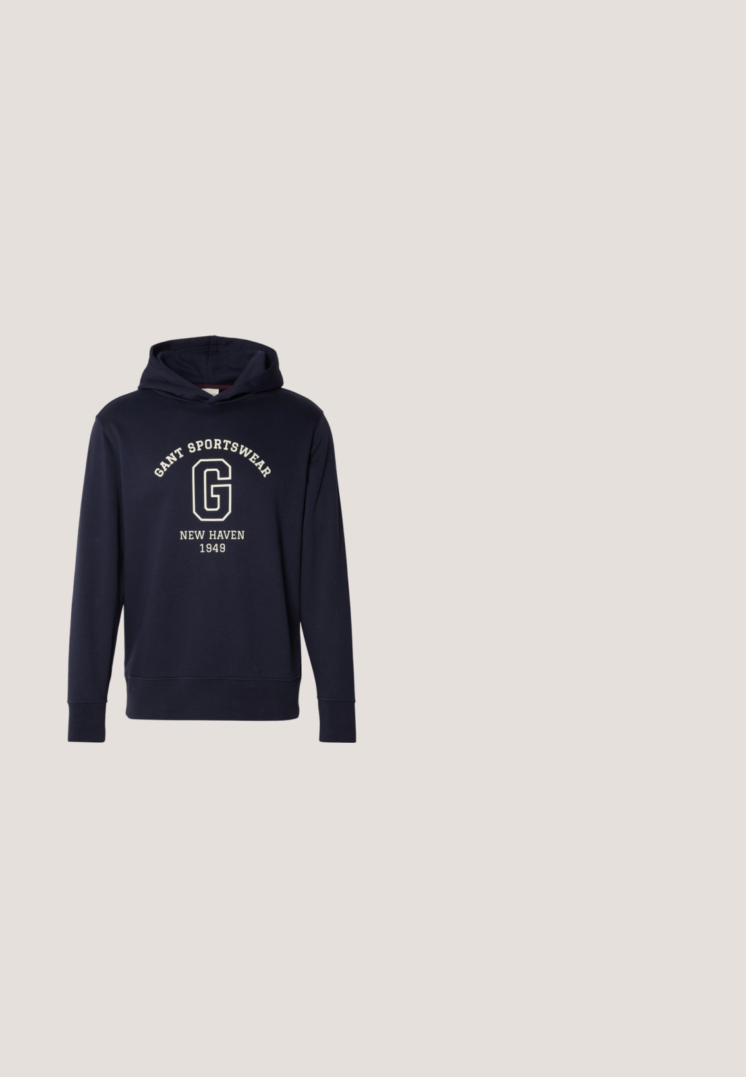 Sudadera azul marino de algodón, con un bolsillo frontal, puños acanalados y un estampado gráfico que dice "GANT SPORTSWEAR" y "NEW HAVEN 1949."; Camiseta de algodón blanca con mangas cortas y un escote en forma de cuello redondo. Presenta un pequeño logotipo negro de "Calvin Klein" en el lado izquierdo del pecho.; Jean de mezclilla azul oscuro con corte recto, con costuras de cobre, diseño de cinco bolsillos y cierre clásico de cremallera y botón.; Zapatilla alta de cuero marrón con punta redonda, sistema de cordones en la parte delantera, forro gris y suela de goma crema. Presenta un logo grabado en el cuello.; Bolso bandolera compacto negro de cuero con bolsillo frontal con cremallera y logo "cK" en relieve, correa ajustable de tela.; Pulsera de cadena de plata con eslabones ovalados y rectangulares de textura suave. Logo grabado de Calvin Klein en un eslabón plano.