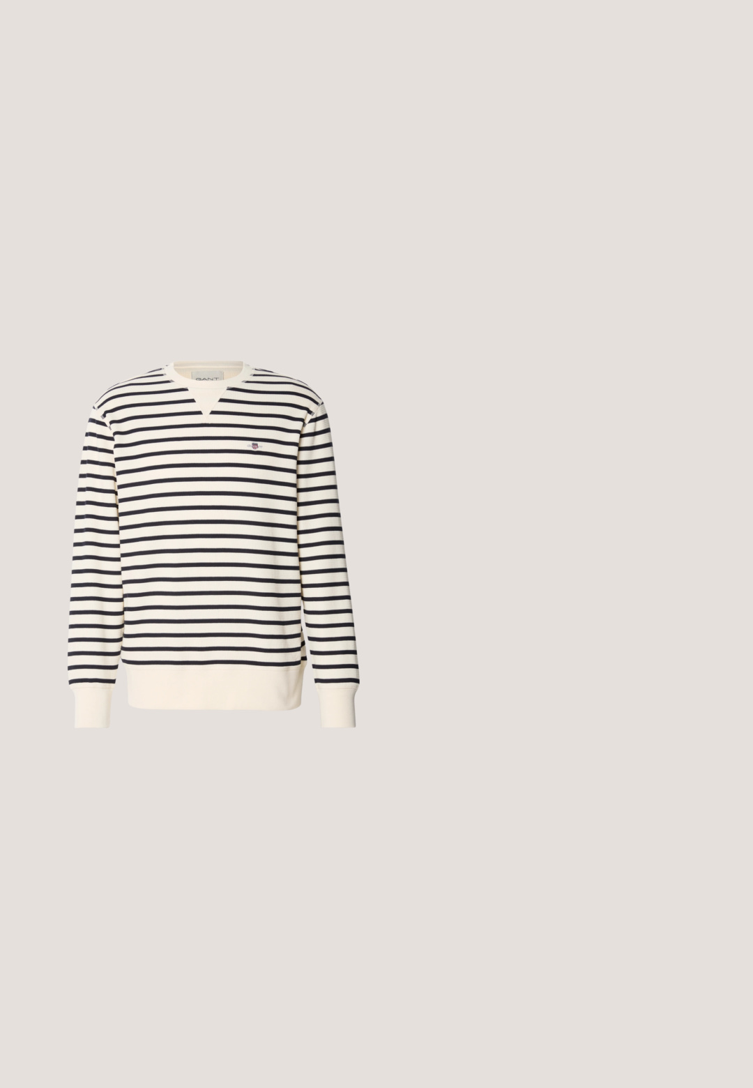 Langärmeliger Sweatshirt mit V-Ausschnitt. Aus wechselnden marineblauen und cremefarbenen Streifen und einem kleinen gestickten Logo auf der Brust. Material aus Baumwollmischung.; Langärmeliges Poloshirt in Creme- und Burgunderrot-Streifen, mit beigem Kragen und knöpfbarer Blende. Baumwollmaterial mit weicher Textur.; Tiger of Sweden TREYTON - Stoffhose - dark ink; Sneaker mit einem cremefarbenen Lederoberteil, braunen Wildlederelementen und burgunderroten Akzenten, dunkelbrauner Sohle und burgunderroten Schnürsenkeln. Abgerundetes Zungen-Design.; Hellbraune Leder-Umhängetasche mit verstellbarem Trageriemen und vertikaler Reißverschlusstasche, von der Seite vor hellem, einfarbigem Hintergrund gezeigt.; Brauner Ledergürtel mit einer rechteckigen Messingschnalle, zusammengerollt auf einem einfarbigen hellen Hintergrund.