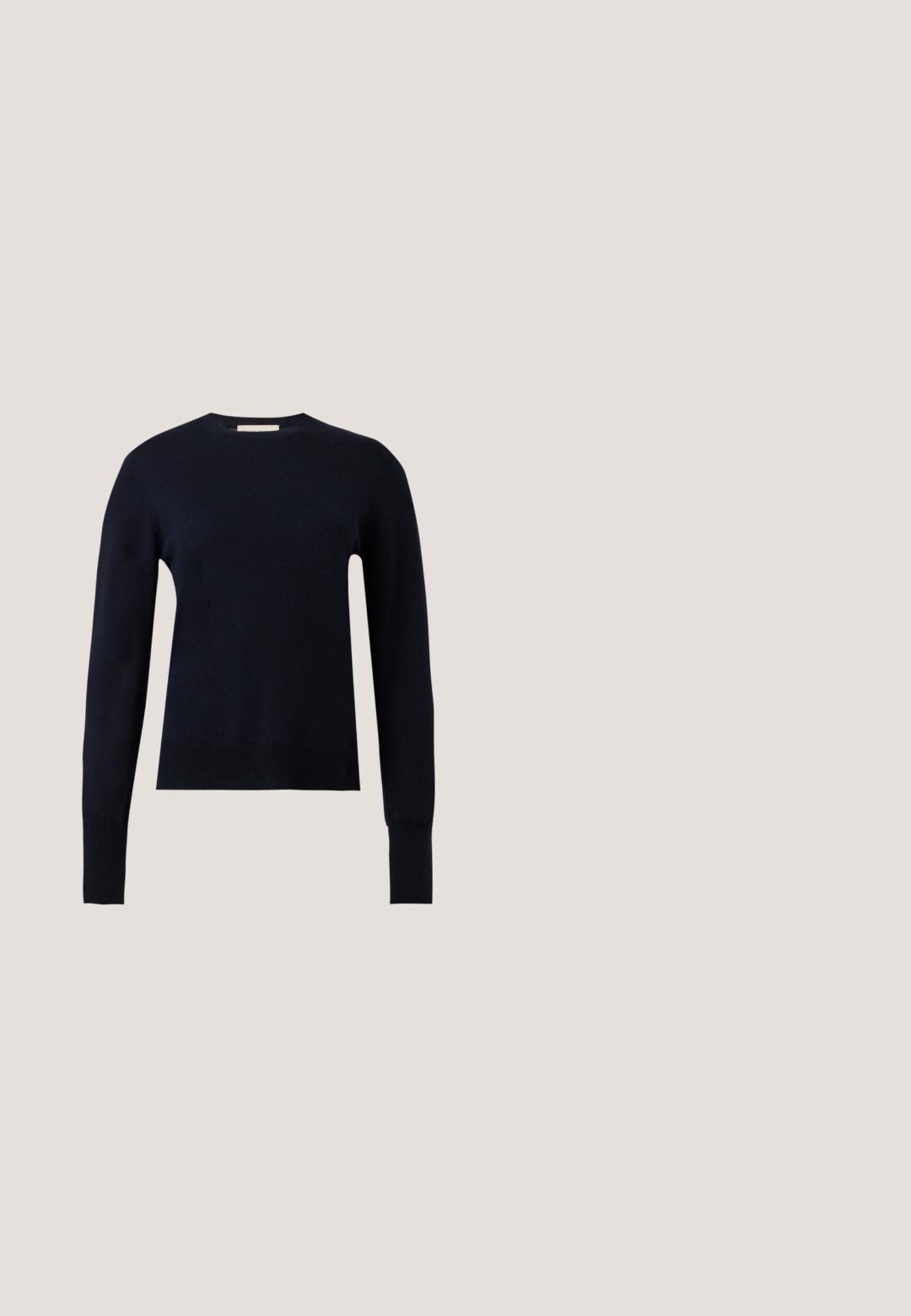 Pull noir à manches longues col rond avec poignets et ourlet côtelés, présenté sur un fond gris clair uni.; CLOSED SEAMING SHIRT - Chemisier - dark blue; Jean en denim foncé évasé avec taille haute, présentant des surpiqûres orange et deux poches avant. Texture lisse, finition soignée, design classique.; Ballerines en tissu marron avec un bout pointu et une texture lisse, dotées d'un talon bas et d'une fine semelle noire. Aucune motif ni élément métallique visible.; Sac à épaule en cuir rouge avec garniture noire, une poche avant et une sangle réglable sur un fond blanc uni.; Ceinture en cuir marron foncé avec une boucle dorée arrondie, roulée et posée sur un fond gris clair.