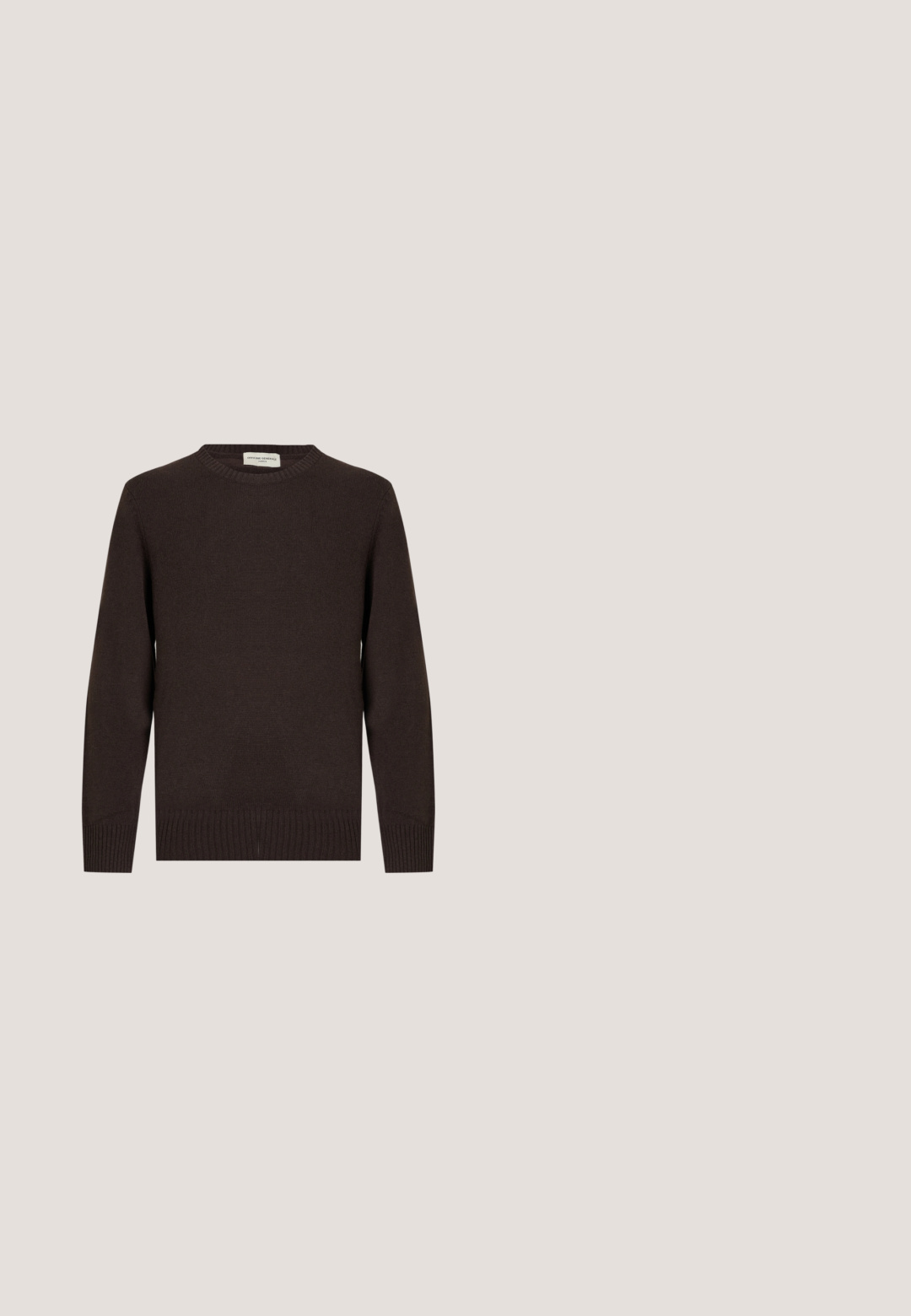 Pull en tricot marron avec un col rond, des poignets côtelés et un ourlet côtelé. Texture lisse sans motifs ni accents. Design simple et forme classique.; Chemise à manches courtes en tissu beige clair, dotée d'un devant boutonné, d'un col modeste et de détails de couture simples sur les côtés.; Pantalons en coton marron pour hommes, coupe droite, avec passants de ceinture, bouton frontal et fermeture éclair sur fond clair.; Mocassins en cuir marron avec un bout style mocassin, des coutures décoratives et un talon bas. Texture lisse avec un léger éclat.; Sac bandoulière en cuir marron foncé texturé avec une sangle réglable et un petit accent décoratif bleu sur le côté.; Ceinture en cuir brun avec une boucle double ardillon argentée brillante, une texture lisse et une doublure intérieure beige contrastante.