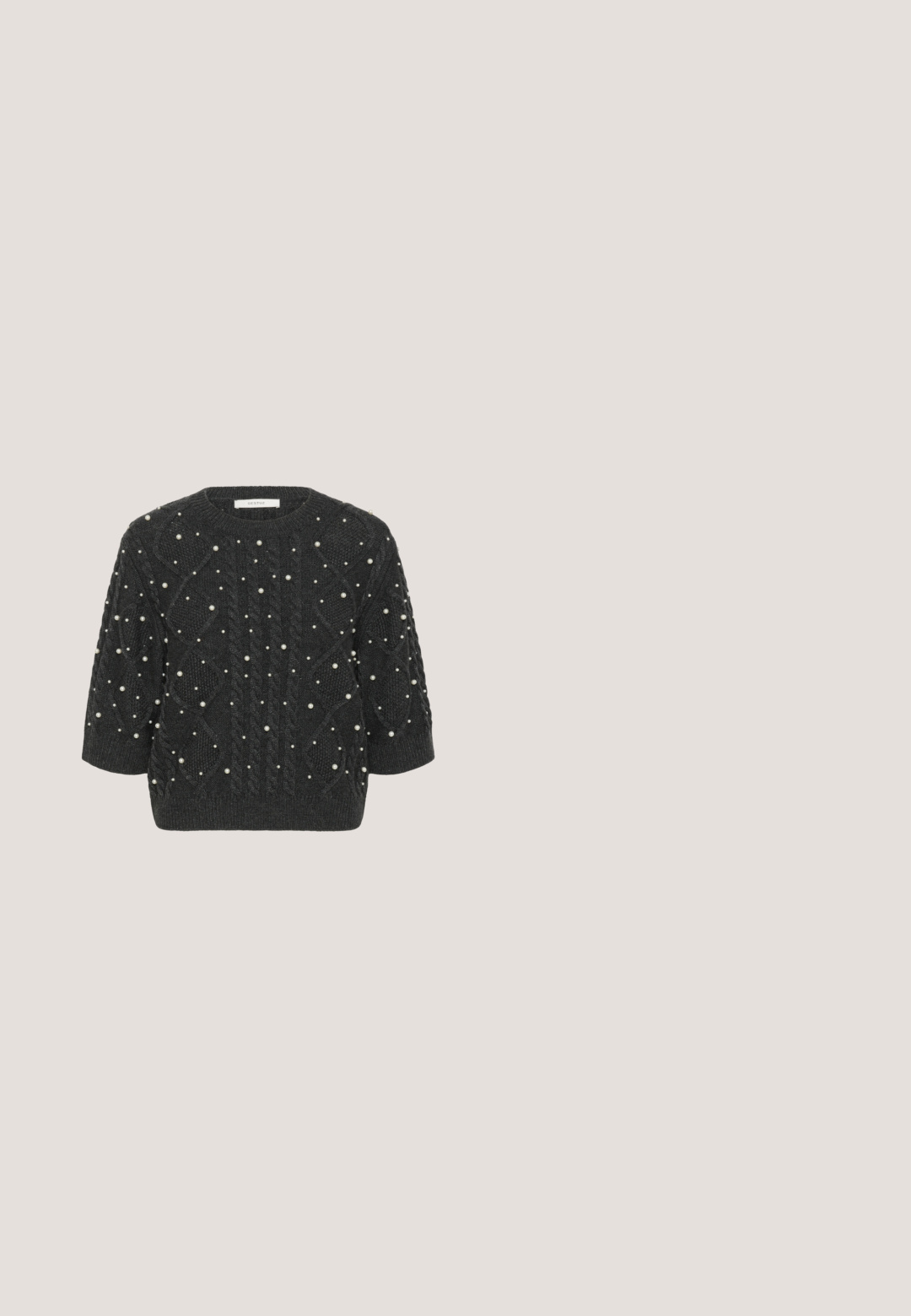 Mørkegrå strikket sweater med korte ærmer, der har et kabelstrik mønster og er pyntet med falske perler overfladen.; Pieces PCNOEL - Bluse - black denim; Sorte teksturerede shorts med et bølget mønster, prydet med paljetter for ekstra detaljer. Elastisk talje for komfort og en tætsiddende silhuet.; Sorte læder ankelstøvler i western-stil med spidse tæer, udsmykket med syninger og små metalnitter, samt en kraftig hæl.; Rektangulære sorte solbriller med mørke linser. Har en kæde vedhæftet til sikker bæring. Fremstillet af letvægtsplast med en mat overflade.; Sort læderhåndtaske med perforerede tårformede udskæringer, der afslører en tan-farvet inderside, med en krøllet hank og dekorative læderkvaster.