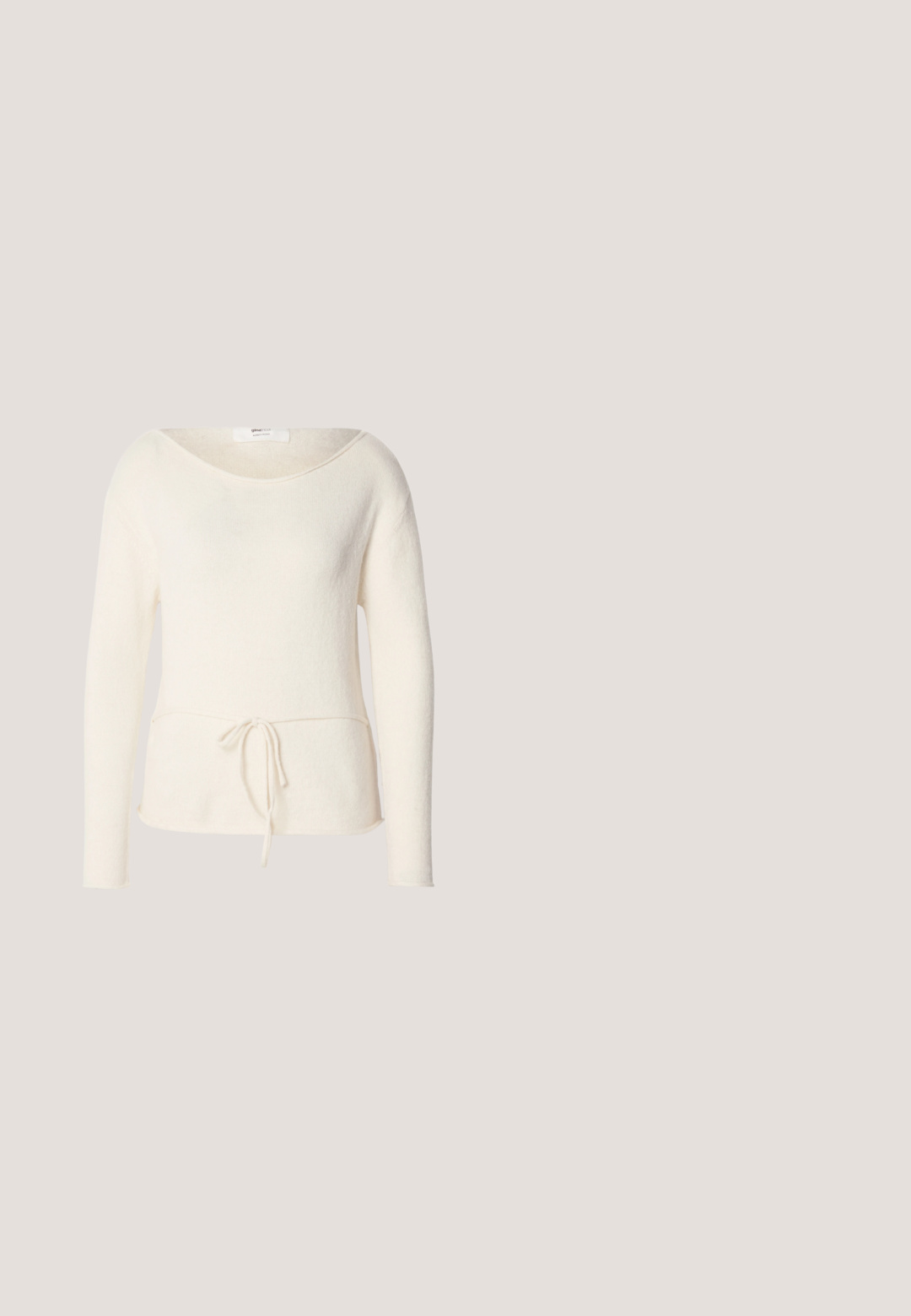 Kremfarvet langærmet sweater med rund halsudskæring og bindebånd foran ved taljen, lavet af blødt alpaka-blandingsstof.; Sort skjorte med knapper og en skarp krave, lange ærmer, en enkelt brystlomme og struktureret stof. Har en lige skæring og manchetdetaljer.; Blå denim bootcut jeans med forlommer og dobbelt knaplukning, vist fladt på en hvid baggrund.; Hvide lædersneakers med lav profil, rund tå, perforerede accenter, flade snørebånd og gummisål. Minimalistisk design med beige detaljer.; Mørkebrun læderhåndtaske med dobbelte håndtag, front lynlåslomme og to lodrette lynlåsdetaljer på siden på en hvid baggrund.; Par små sølv øreringe med uregelmæssige bølgede former og stifteslukning på ensartet hvid baggrund.