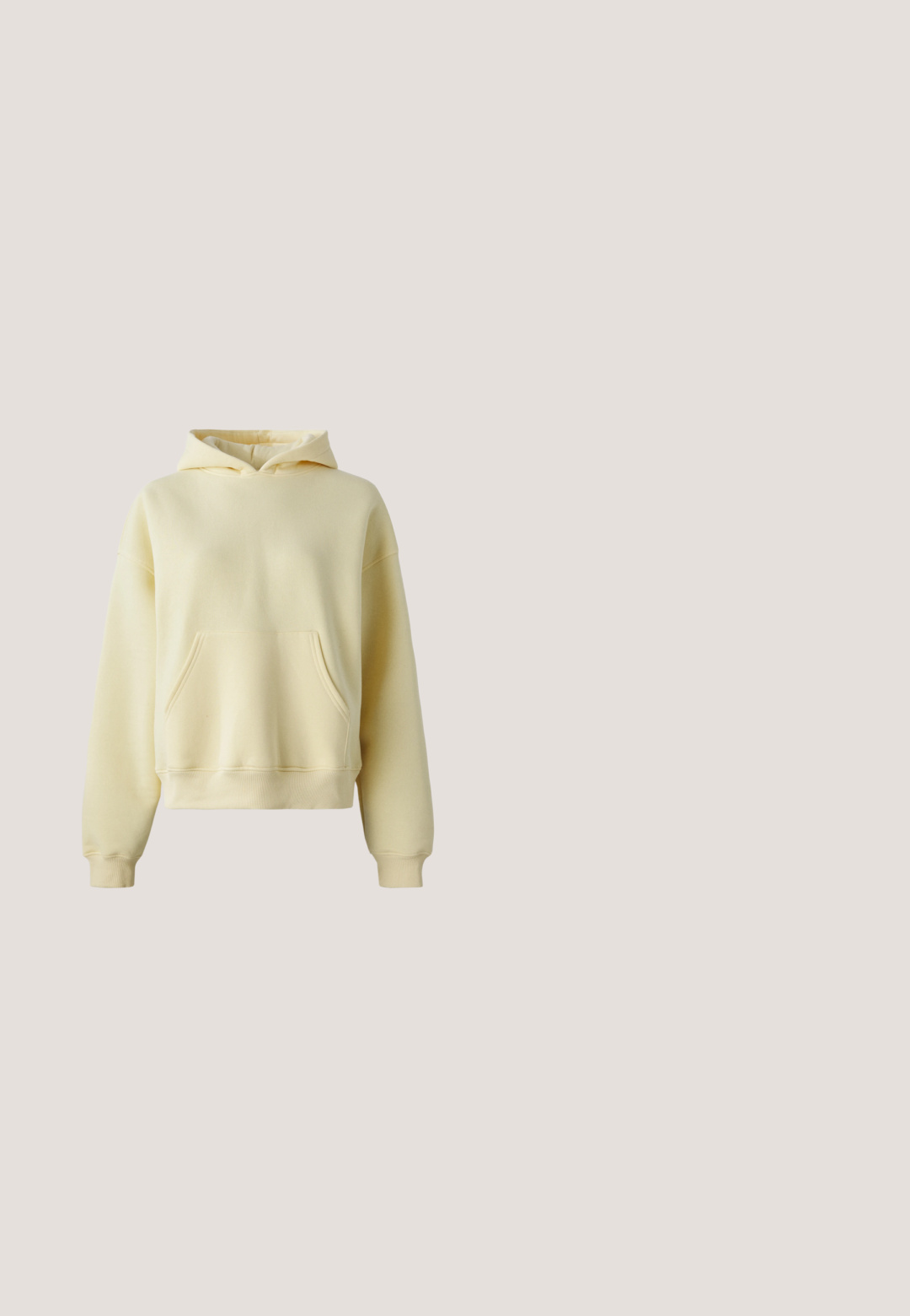 Lys gul cropped hoodie lavet af blødt stof, med en forlomme, ribbede manchetter og en dobbeltlaget hætte.; Sort stropløs minikjole med tekstureret stof og asymmetrisk kant, figursyet silhuet.; Marineblå, letvægtsbukser med elastik i taljen og snøre, med hvide sidelister og et lille logo foran. Løs pasform.; Sneaker i beige læder med lyserøde accenter, med tre striber på siden, en rundet tå og en tekstureret gummisål. Let polstret krave.; Sort læder skuldertaske med kviltede buede linjer, flaplukning og metal "SM" logo på forsiden af lukkemekanismen.; Guldtonede hoops med små hvide perler langs den ydre kant og en struktureret finish. Branding "PILGRIM" præget indeni.