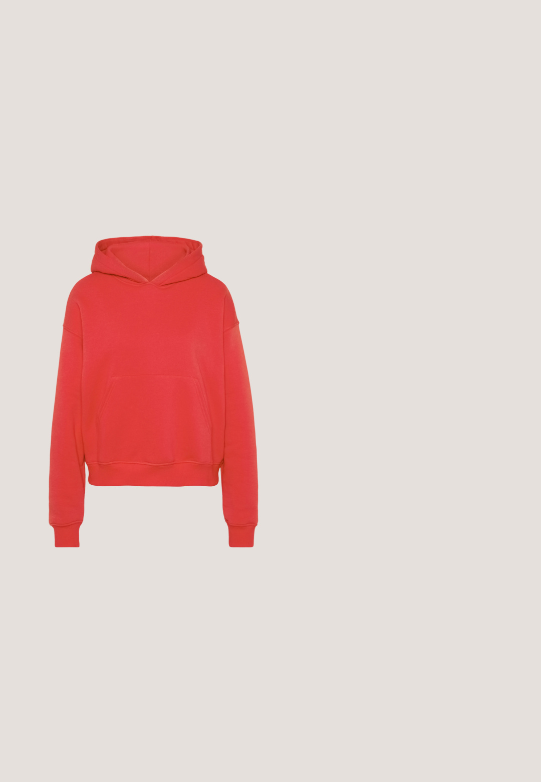 Rode cropped hoodie van een katoenmix. Beschikt over een voorzak met een pouch en een capuchon met trekkoord. Ribgebreide mouwen en zoom. Soepele textuur.; Rood T-shirt met korte mouwen, smalle witte horizontale strepen en een ronde hals, weergegeven tegen een effen lichtgrijze achtergrond.; Rode sweatpants met elastische taille en boorden, relaxte pasvorm, eenvoudig ontwerp zonder zichtbare logo's of patronen.; Witte sneakers met roze veters, met een glad leren ontwerp, ronde neus en een beige rubberen zool, inclusief stikseldetails.; Rode gewatteerde draagtas met gewatteerde handgrepen en een klein wit label met zwart logo aan de voorkant.; Rode druppelvormige oorbellen gemaakt van glanzend hars, met een gemarmerde textuur in donkerdere rode en zwarte patronen. Glad oppervlak, symmetrisch ontwerp.