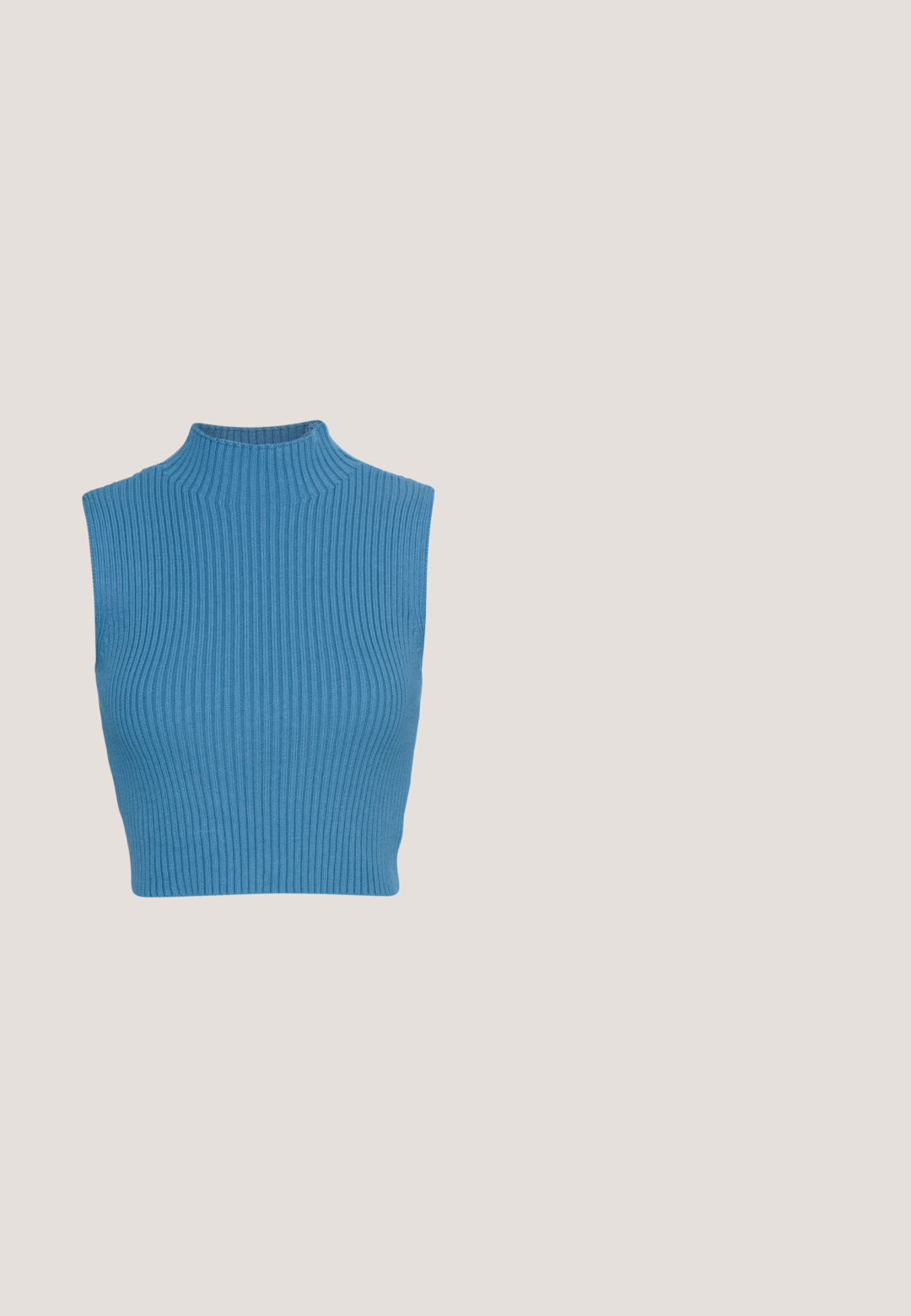Ribattia crop top sinisessä, jossa on korkea kauluksen muotoilu. Ominaisuuksiin kuuluu olkaimeton tyyli ja teksturoitu kangas, joka korostaa istuvaa siluettia.; Lyhythihainen, väljästi istuva kerma pellavapaita avoimella kaulaosalla ja V-kauluksen yksityiskohdalla valkoisella taustalla.; Vaaleansiniset korkeavyötäröiset farkkushortsit, joissa on edessä nappi, vetoketju ja kaksi etutaskua yksivärisellä taustalla.; Ruskeat litteät sandaalit, jotka on valmistettu sileästä nahasta, ristiin menevällä hihnasuunnittelulla, litteällä pohjalla ja minimalistisella tyylillä.; Mustat aurinkolasit, joissa on vihreät linssit, pyöreä muoto, kultaiset yksityiskohdat ja paksut mattamustat kehykset. Varresta kaarevat ja hienovarainen brändäys.; Beigen värinen kudottu olkalaukku, jossa on keltaiset nahkahihnat, pieni keltainen nahkainen merkki ja sana "POLO" kirjottuna keltaisella edessä.