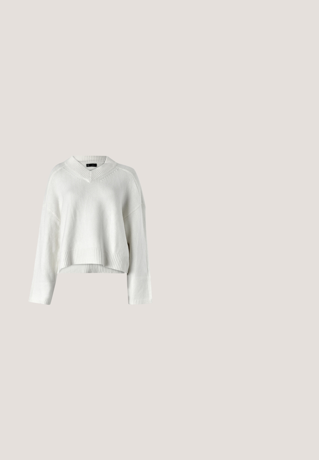Hvid cropped sweater med V-hals, ribbet kant og lange ærmer. Fremstillet af et blødt, tekstureret strikket materiale. Enkel og alsidig design.; Mørkeblå denimskjorte med klassisk krave, frontknapper og lange ærmer med samlede manchetter. Har kontraststing overalt.; Brun satin nederdel med et lige design, der har sideslids for let bevægelse og en glat tekstur gennem stoffet.; Hvide lædersneakers med lav profil, rund tå, perforerede accenter, flade snørebånd og gummisål. Minimalistisk design med beige detaljer.; Kvinde iført en sort- og hvidmønstret bluse, der holder en blank rød skuldertaske mod en ensfarvet baggrund.; Små gyldne øreringe med en hængende charme formet som en gravhund på en ensartet hvid baggrund.