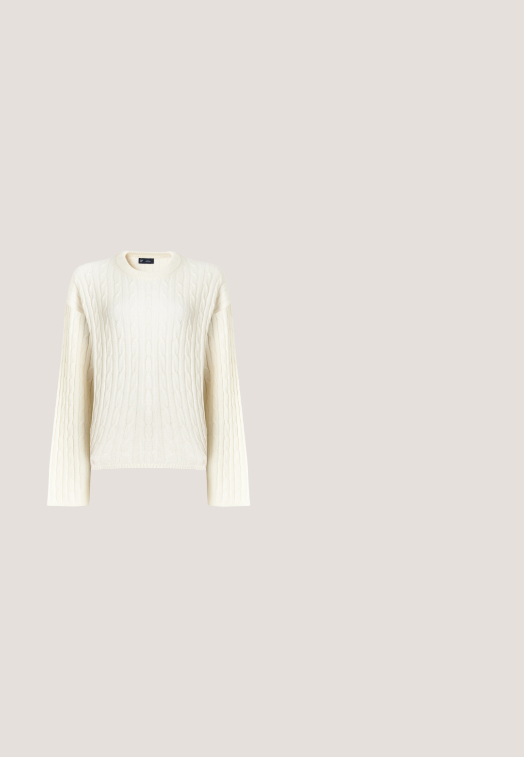 Kremfarvet kabelstrikket sweater med lange ærmer, rund halsudskæring og tekstureret mønster. Fremstillet af blødt, vævet stof.; Kortærmet skjorte i lys beige stof, med spidse kraver, frontknapper, to brystlommer og et lille logomærke på venstre side.; Lys blå brede jeans lavet af denim. Høj talje-design med knaplukning, der har en subtil vaskes tekstur og fem lommer.; Hvide sneakers med velcro-remme, suede detaljer i beige, struktureret gummisål og V-logo i grå. Minimalistisk design, afrundet form.; Ray-Ban CLUBMASTER WAY - Solbriller - pink tortoise; Vanessa Bruno Håndtasker - sable/noir