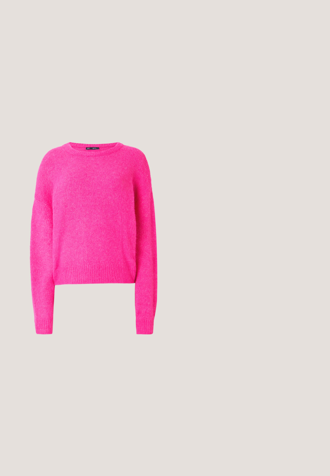 Fuchsia strikket sweater med lange ærmer og rund halsudskæring. Blød tekstur, kort design med ribbet kant og manchetter.; Sorte læderbukser med lige ben, glat tekstur og bæltestropper. Ingen synlige mønstre eller metaldele.; Sorte læder kampstøvler med en struktureret overflade, knæhøjt design, snørebånd foran og en kraftig gummisål med rillemønster.; Sorte rektangulære solbriller med mørkt tonede linser, tyk plastramme og brede stænger. Glat overflade og kantet design.; Sort, kviltet punge med klap og lyserøde bånddetaljer. Tekstureret overflade med diamantmønstre. Kompakt rektangulær form.; Sølvøreringe med et minimalistisk design. Cirkulær form, glat tekstur og tynd profil. Letvægtige med en poleret overflade.