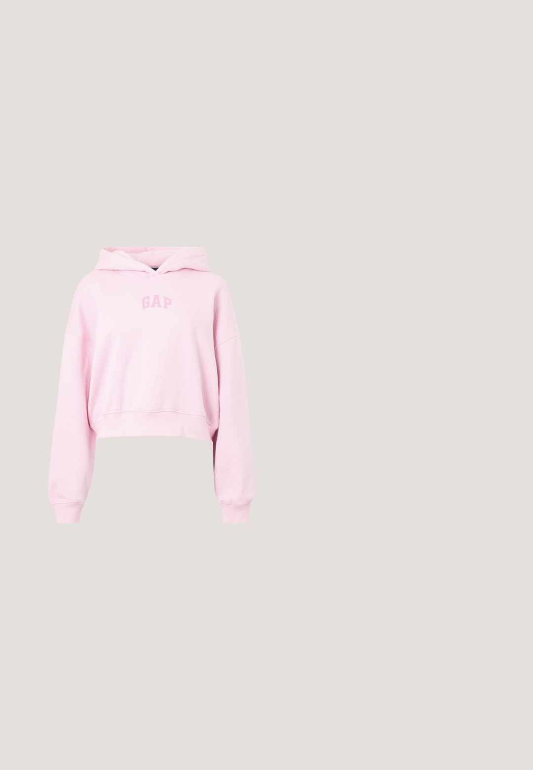 Un hoodie court rose clair en matériau doux, doté d'une capuche, d'épaules tombantes et d'un logo GAP subtil au centre.; T-shirt en coton rose avec un col rond et des manches courtes. Un petit logo "Fruit of Love" est brodé sur la poitrine.; Shorts roses mi-longs avec taille élastique et cordon, présentant un motif floral blanc partiel et un texte sur une jambe.; Baskets en daim rose avec un bout arrondi, un système de laçage, de légères perforations pour la ventilation et une semelle en caoutchouc marron clair.; Sac fourre-tout réutilisable rose avec des dessins au trait bleus représentant une chouette, un crabe, un coquillage, un cocktail, un parapluie et des tranches de fruits.; Boucles d'oreilles en or en forme de créoles avec des pierres précieuses rectangulaires roses près des fermoirs sur un fond blanc uni.