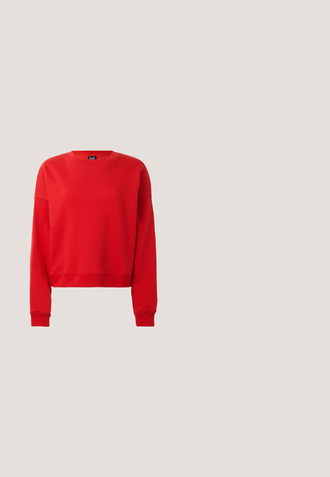 Sweat-shirt à capuche rouge en tissu doux, avec un col rond, des manches longues et une coupe courte avec des poignets côtelés.; T-shirt vert en coton à manches courtes et col en V, présenté à plat, avec une étiquette de marque GAP visible à l’intérieur du col sur un fond gris clair.; Culottes en denim bleu foncé à jambes larges avec plis devant et passants de ceinture, longueur du genou au mollet, présentés sur un fond clair.; Escarpin à petit talon gris-vert à texture peau de serpent avec bout pointu et logo décoratif doré près du talon sur fond blanc.; Sac à main en cuir vert foncé en forme de demi-lune avec une sangle courte et une fermeture éclair dorée, orné d'un petit logo "FURLA" en or au centre avant.; Boucles d'oreilles en or en forme de tube courbé. Surface lisse et brillante avec une fermeture à charnière sans soudure. Design simple et élégant.