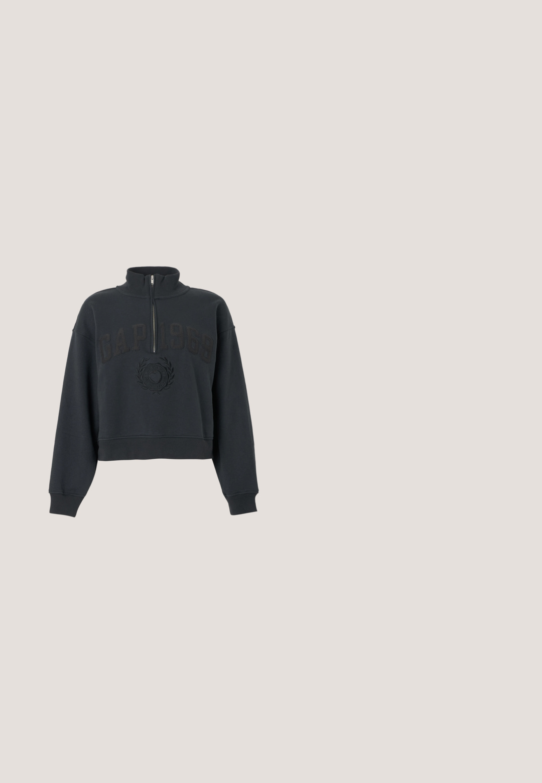Sweat-shirt noir court avec col demi-fermeture éclair, manches longues, et texte embossé "GAP 1969" ainsi qu'un emblème sur le devant.; Haut à manches longues de couleur jaune clair, confectionné dans un tissu lisse. Présente un col rond et une coupe ajustée avec des détails de coutures apparentes.; Pantalon de jogging beige à jambes larges avec taille côtelée à cordon et logo subtil sur la cuisse droite, présenté sur un fond uni.; Sneaker Lacoste noir et blanc avec lacets blancs, avant perforé, logo crocodile sur le côté et semelle marquée sur un fond neutre.; Sac à main noir en forme de croissant avec ferrures dorées, fermeture éclair sur le dessus, poignée courte, et plaque logo "LACOSTE" centrée à l'avant.; Bracelet jonc en ton or présentant un motif géométrique et une finition lisse. Forme circulaire avec un fermoir sécurisé pour un port facile.
