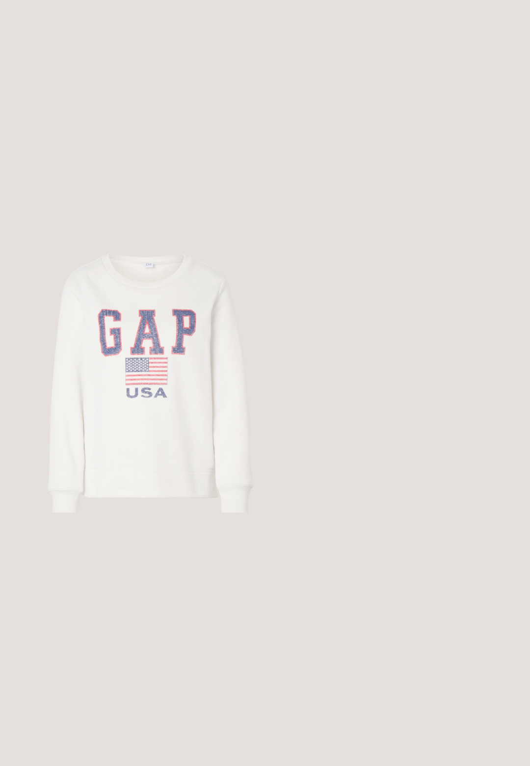 Witte sweatshirt met blauwe en rode "GAP" letters, een afbeelding van de Amerikaanse vlag en de tekst "USA" eronder aan de voorkant.; Donkerbruine kortemouwen trui met kabelpatroon, geribde boorden en zoom, en een klein geborduurd logo op de linkerborst.; Wijde jeans in mediumblauwe denim met een hoge taille, riemlussen en knoopsluiting. Gladde textuur met minimale stikdetails.; Vetersneakers met een crèmekleurig bovenwerk met zwarte strepen en een suède neuskapje, gecombineerd met een bruine rubberen zool.; Bruine schildpad zonnebril met groene glazen, vierkante vorm, dikke pootjes met een luipaardprint en een subtiel merkdetail aan de zijkant.; Grote stoffen shopper in olijfgroen met twee handvatten en glanzend nummer "99" op de voorkant gestikt.