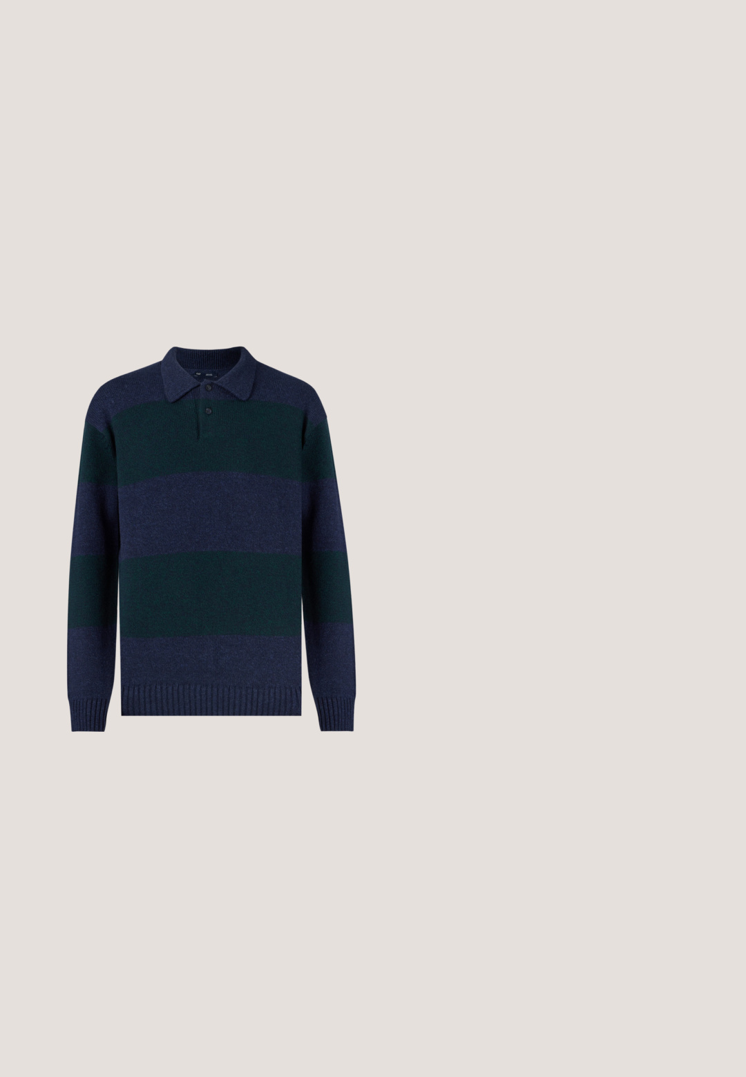 Dunkel gestrickter Polo-Pullover mit langen Ärmeln, der abwechselnd dunkle grüne und marineblaue Streifen aufweist, mit klassischem Kragen und geripptem Saum.; Dunkelblaue Button-Down-Bluse mit langen Ärmeln, klassischem Kragen und schlanker Passform. Aus glattem Stoff mit einem dezenten Logo auf der Brust.; Braune maßgeschneiderte Hose mit dezentem Karomuster, flachem Bund, schmaler Passform, geraden Beinen und glatter Textur.; Schwarzer Herrenschuh aus Leder mit Schnürung vorne und strukturierten Seitenpaneelen, niedrigem Blockabsatz und "BOSS" Prägung auf der Sohle.; Schwarze quadratische Sonnenbrille mit grau verlaufenden Gläsern, Kunststoffrahmen, goldenen Akzenten an den Bügeln und einem eleganten, minimalistischen Design.; Schwarzer Ledergürtel, zusammengerollt mit silberner rechteckiger Metallschnalle, auf der "BOSS" eingraviert ist, vor hellem grauem Hintergrund.
