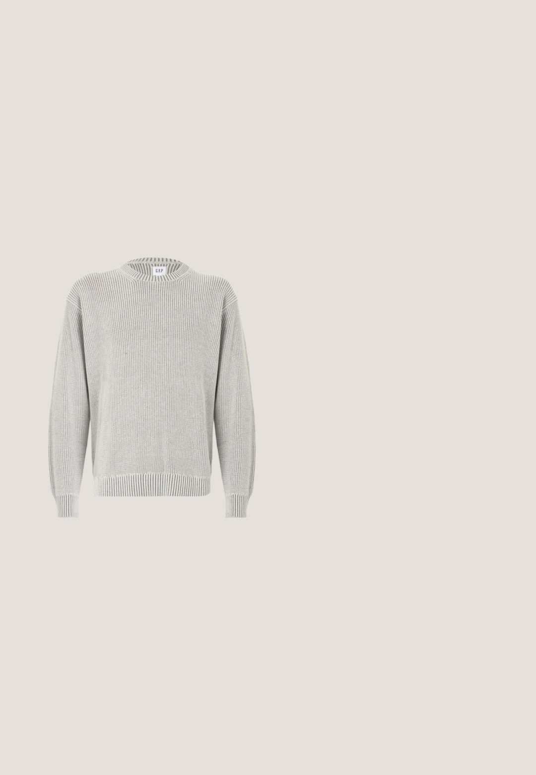 Pull à col rond en maille côtelée gris clair avec manches longues et une étiquette GAP au niveau du col, présenté sur un fond blanc.; Veste en velours côtelé noir avec col, fermeture à boutons à l'avant et deux grandes poches. Tissu texturé avec des côtes verticales.; Pantalons gris à rayures fines en tissu texturé. Dotés d'une taille haute avec des plis et d'une coupe droite.; Chaussure en cuir noir à bout arrondi, présentant un design à lacets, une semelle en caoutchouc noire robuste et un petit onglet de talon à l'arrière.; Sac messager noir en tissu texturé, avec une fermeture zippée, une bandoulière réglable et un logo en relief sur le panneau avant.; Ceinture en cuir noir avec une boucle rectangulaire argentée, présentant une texture lisse et une couture claire contrastante le long des bords.