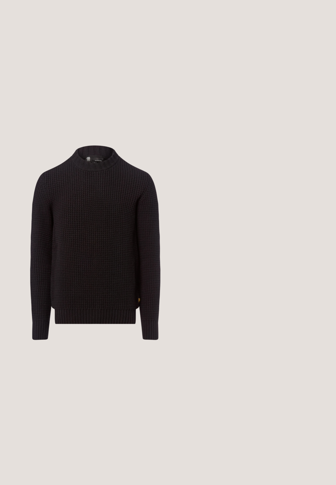 Zwarte gebreide trui met een ronde halslijn, een textuurpatroon en geribbelde manchetten en zoom. Beschikt over een klein logo aan de zijkant.; Zwarte blouse met lange mouwen, knoopsluiting aan de voorkant, twee borstzakken en een gestructureerde kraag. Gemaakt van een stevige stof met een soepele textuur.; Grijze rechte broek gemaakt van een zachte stof, met een knoopsluiting, zijzakken en een straight-leg ontwerp voor een comfortabele pasvorm.; Zwarte leren enkellaars met een gladde afwerking, elastische zijkanten en een trekhaak. Voorzien van een ronde neus en een lage hak.; Zwarte rechthoekige tote bag met twee handvatten, voorzien van een bovenvak met ritssluiting en een voorvak met rits met subtiel merkembleem.; Zwarte leren riem met een gladde afwerking, voorzien van een zilveren vierkant gesp waarop "Calvin Klein" is gegraveerd en een bruine binnenvoering.