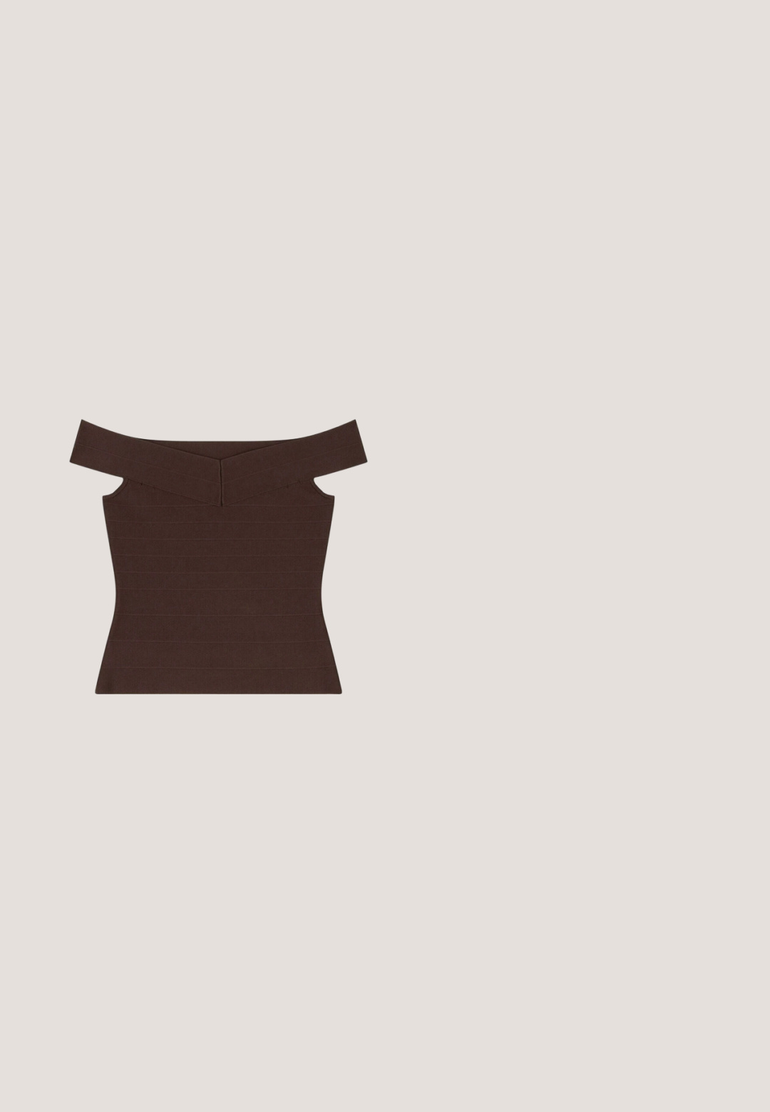 Dunkelbraunes, figurbetontes Off-Shoulder-Top mit weitem V-förmigem Ausschnitt und horizontaler Bandagenstruktur.; Dunkelbraune Langarmbluse mit Kragen-V-Ausschnitt, asymmetrischer Wickeloptik vorne und drei seitlichen Knöpfen auf Taillenhöhe.; Braune Weitbein-Hosen mit Wickeldesign, aus einem glatten, leichten Stoff gefertigt. Mit einem gefältelten Bund und einer fließenden Silhouette.; Brauner Wildleder-Slingback-Kittenschuh mit spitzer Zehenpartie und dekorativer Schnalle oben.; Braune Ledertasche mit strukturiertem Design, doppelten Obergriffen, verstellbarem Schulterriemen und seitlichen Bindebändern zum Verschließen.; Paar braune Rosenförmige Ohrringe, verziert mit kleinen klaren Strasssteinen auf weißem Hintergrund.