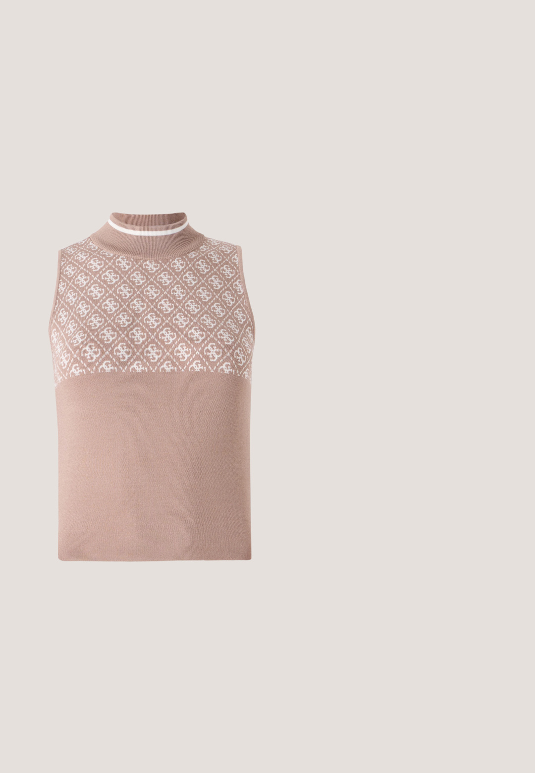 Ærmeløs striktop i lys beige med en tekstureret, mønstret øverste del og en tætsiddende mock neck. Har en glat, ensfarvet nederste del.; Højtaljede sorte flared bukser med detaljerede sømme foran og to klaplommer med guldknapper ved taljen.; Sort flad sko i ruskind med spids snude, gulddetalje på skaftet og en lille hæl. Glat tekstur med ensfarvet look.; Sorte katteøje solbriller med mørke linser, der har glatte plastiske rammer og en struktureret sort stang med en metallisk logoaccent.; Sort læder skuldertaske med to forlommer og guldfarvede vendelåse, justerbar strop og minimalistisk design.; Fin dobbel guldkæde med ovalt vedhæng dækket af små klare krystaller og en lille trekantet charm nær låsen.
