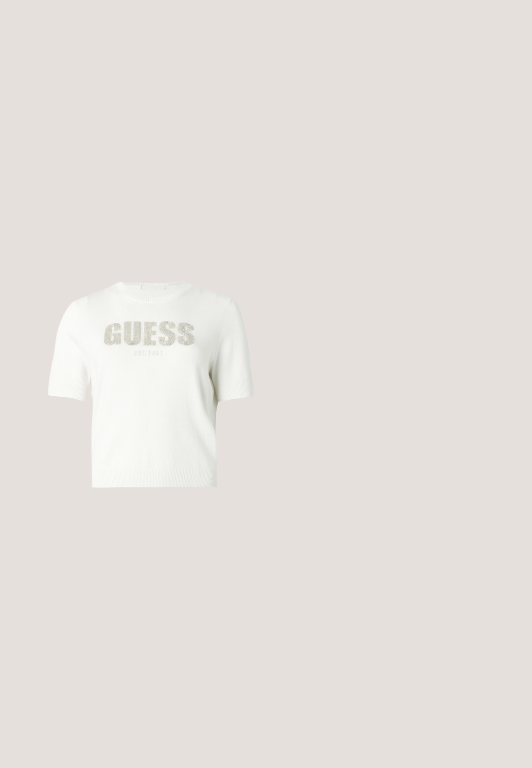 Hvid striktrøje med korte ærmer lavet af strikket materiale med "GUESS"-logo i sølv og "EST. 1981" nedenunder. Glat tekstur og tætsiddende pasform.; Strikket blyantskirt i lys brun med et mønster i creme, forsynet med en ribbet talje, der har en kontrastlinje. Glat tekstur.; Beige spids tå kitten heel sko med subtilt mønsterdesign, svævende over en reflekterende overflade nær metaltrådsorganisatorer.; Overdimensionerede sekskantede solbriller med en gennemsigtig ferskenfarvet ramme, brune gradientlinser og templer med leopardpræg, der har en metallisk logoaccent.; Lyst beige rektangulær skuldertaske i læder med dobbelte stropper, skrå flapdetaljer og et lille trekantet metallogo på fronten.; Guldtonede hjerteformede øreringe med en hvid midte og "GUESS" indgravering, omgivet af funkende klare krystaller.