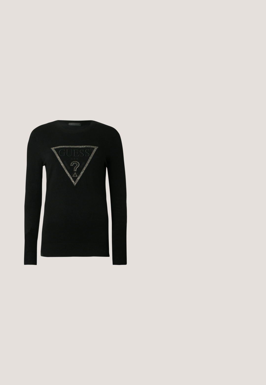 Sort strikket trøje med lange ærmer, med et trekantet logo i midten med metalliske detaljer og en ribbet kant.; Dobbeltbreasted sort blazer kjole lavet af glat stof, med satin klap, to klaplommer og seks frontknapper.; Sort højhælet sandal i laklæder med ankelrem. Har minimalistisk design, åben tå og spænde med rhinsten-detaljer.; Sorte rektangulære solbriller med mørke linser og gyldne detaljer på stængerne mod en ensartet lys baggrund.; Sort læderhåndtaske med tekstureret overflade, buet design, guldfarvet hardware, justerbar skulderrem oglogo detalje på forsiden.; Guld kædearmbånd med hjertevedhæng i låsedesign, ledsaget af matchende hjerteformede ørestikkere prydet med rhinsten.