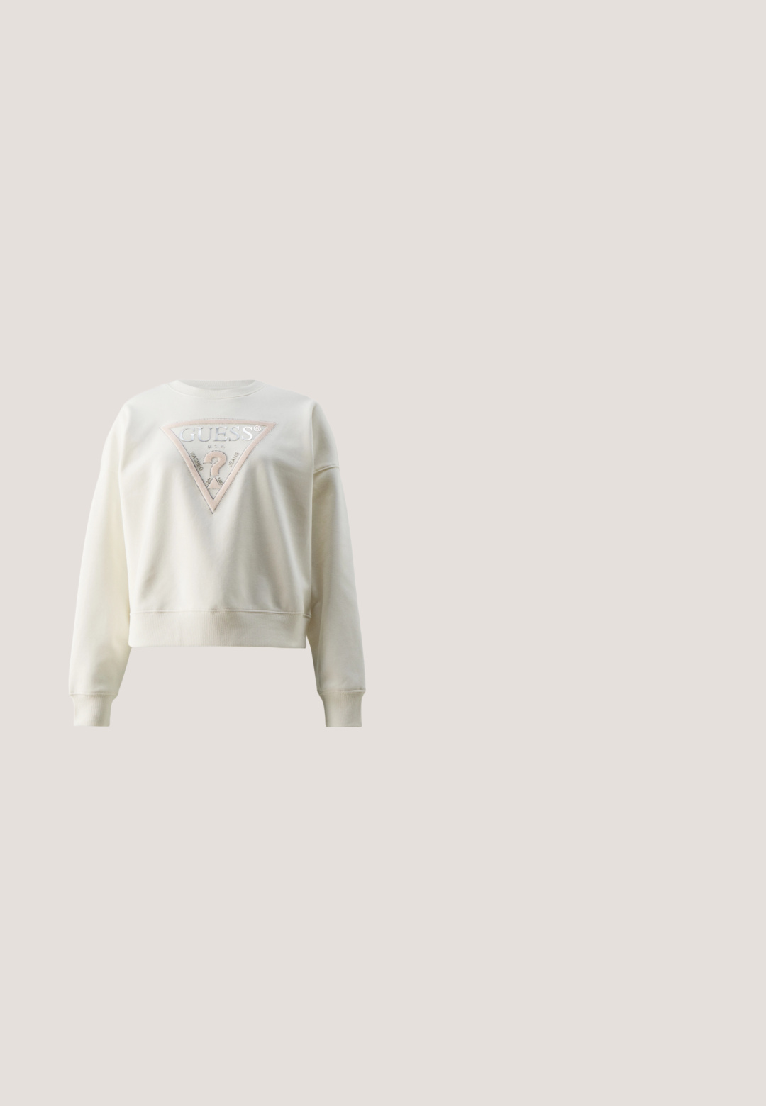 Cremfarbener Sweatshirt mit einem cropped Design, ausgestattet mit einem dreieckigen Stoffaufnäher mit dem "GUESS"-Logo und gestickten Akzenten.; Weißes T-Shirt mit kurzen Ärmeln, das ein dreieckiges grafisches Motiv mit floralem Muster, funkelnden Akzenten und goldfarbenem Text in der Mitte zeigt.; Beige weite Sweatpants aus weicher Baumwolle mit einem elastischen Bund und einem dezenten gestickten Logo auf der linken Vorderseite.; Beiger Wildleder-Low-Top-Sneaker mit beigen Schnürsenkeln, einem strukturierten Logopatch an der Seite und einer glitzernden goldenen Fersenschlaufe.; Braune und beige Schultertasche mit strukturiertem Logomuster, goldfarbenen Beschlägen und geschwungenem Design. Verfügt über einen einzelnen verstellbaren Riemen.; Goldene Gliederarmband mit Herzanhängern und einem runden Anhänger, der ein "G" zeigt, umgeben von kleinen Kristallen und dem Wort "Guess".